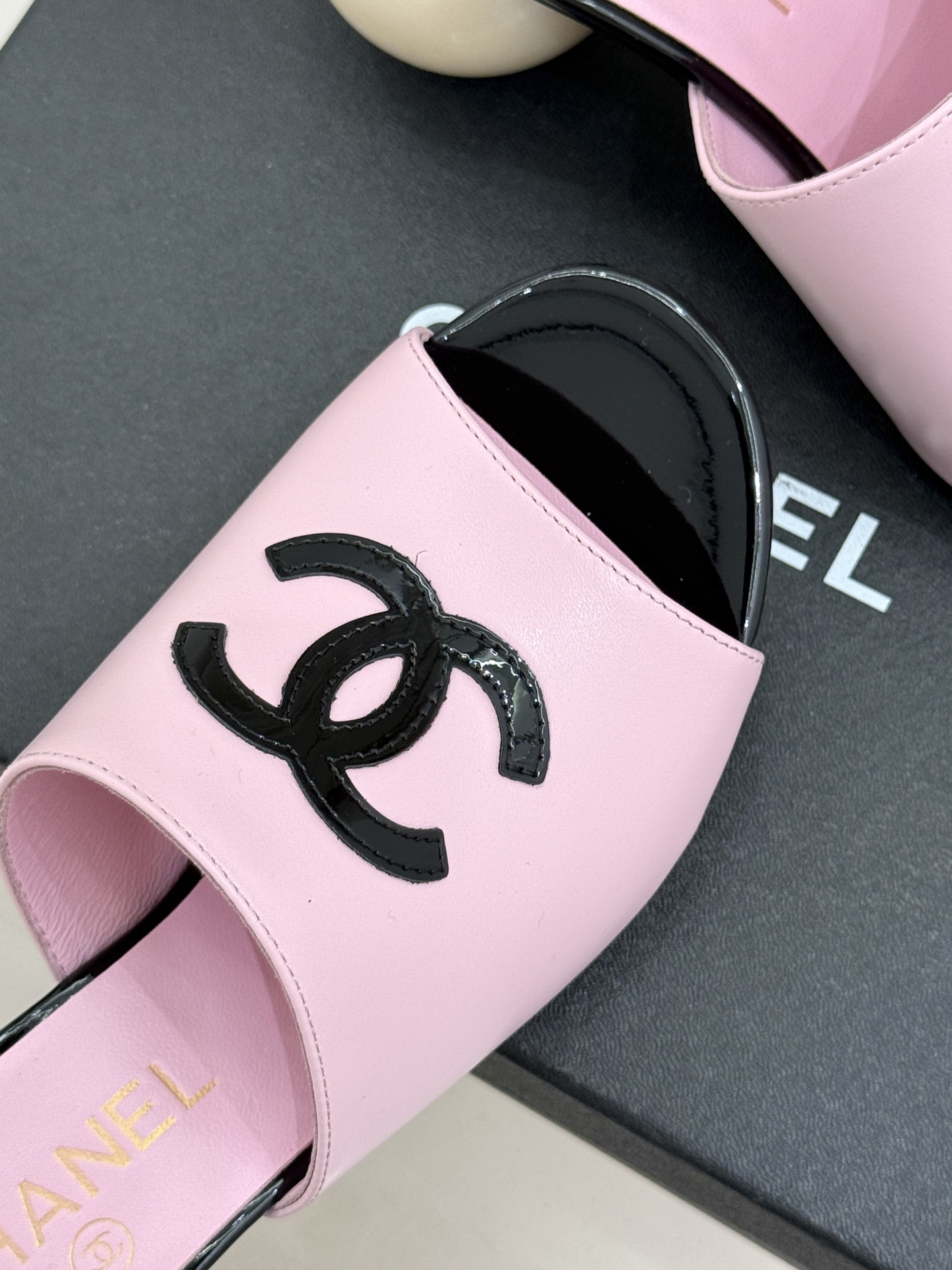 CHANE*｜小香经典巨型珍珠跟双C菱格拖鞋将法式浪漫与奢雅气场完美融合。经典菱格缝线复刻品牌精髓温润小