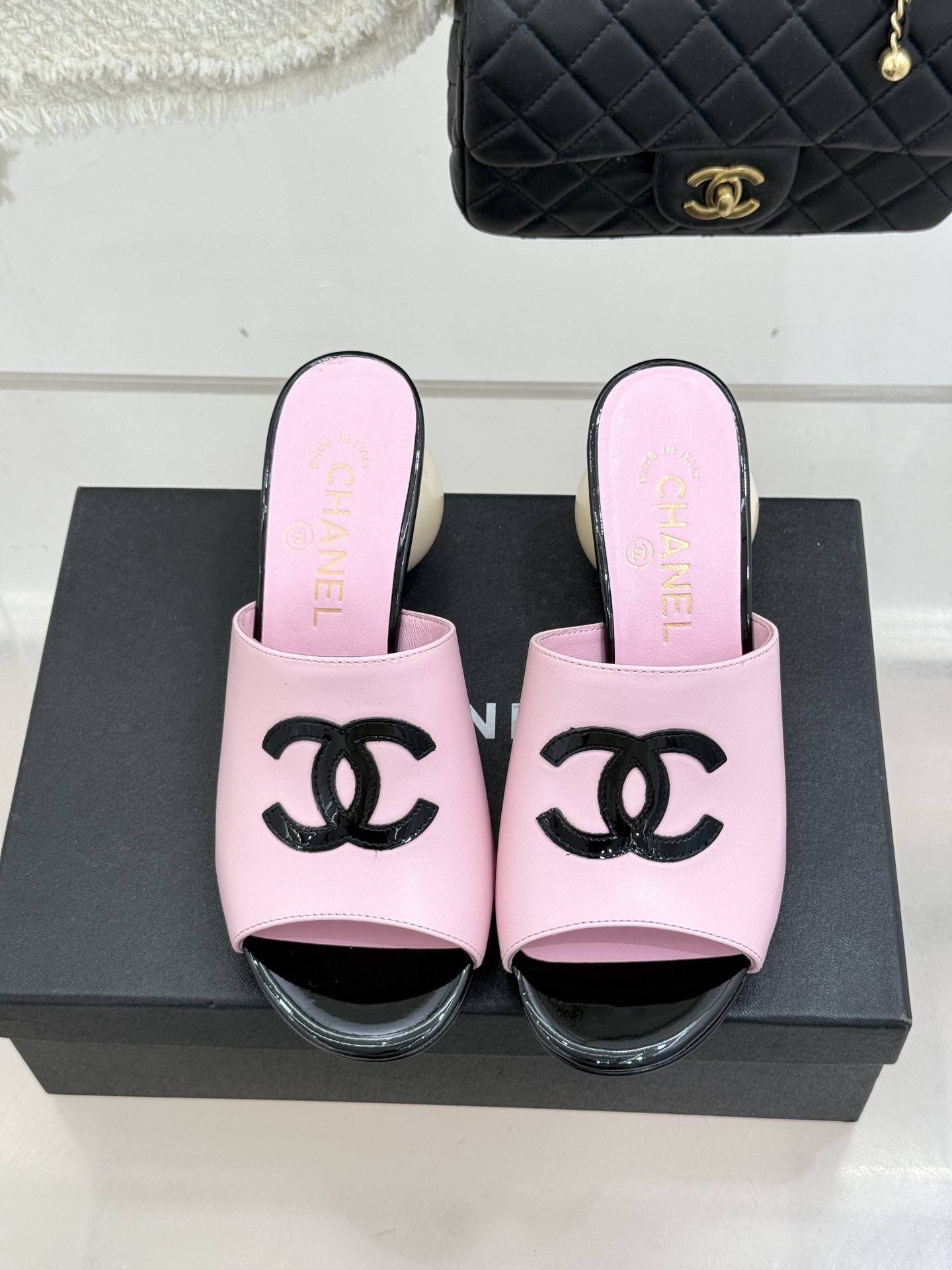 CHANE*｜小香经典巨型珍珠跟双C菱格拖鞋将法式浪漫与奢雅气场完美融合。经典菱格缝线复刻品牌精髓温润小