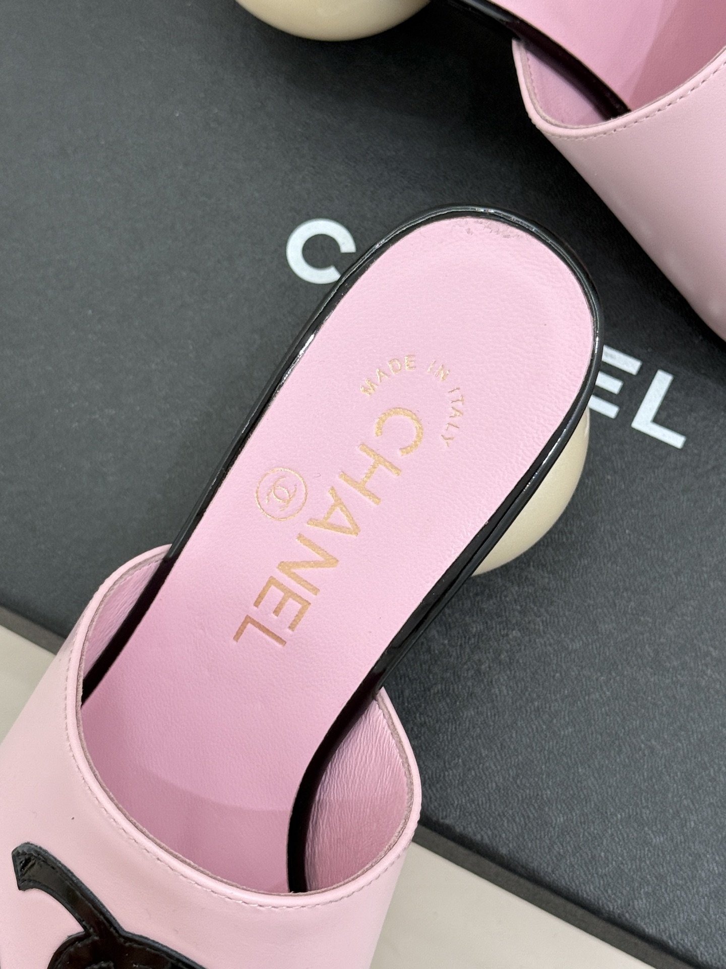 CHANE*｜小香经典巨型珍珠跟双C菱格拖鞋将法式浪漫与奢雅气场完美融合。经典菱格缝线复刻品牌精髓温润小