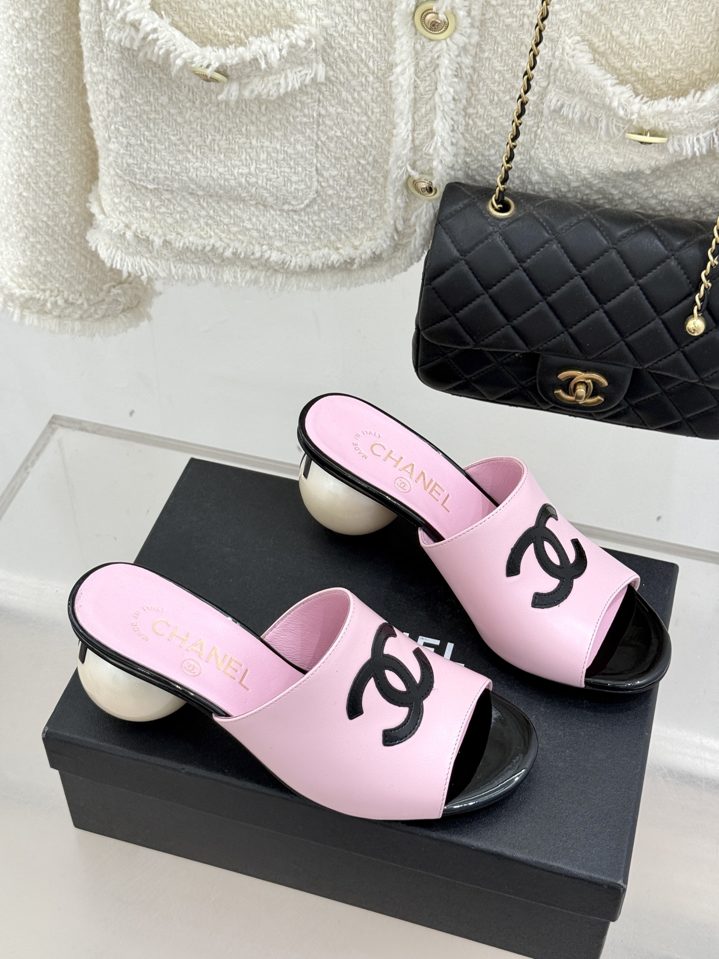 CHANE*｜小香经典巨型珍珠跟双C菱格拖鞋将法式浪漫与奢雅气场完美融合。经典菱格缝线复刻品牌精髓温润小