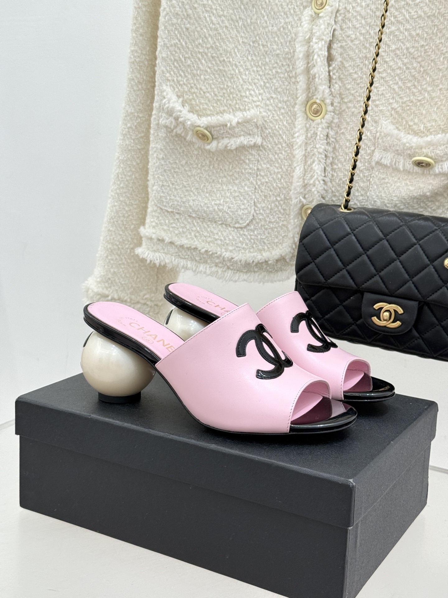 CHANE*｜小香经典巨型珍珠跟双C菱格拖鞋将法式浪漫与奢雅气场完美融合。经典菱格缝线复刻品牌精髓温润小