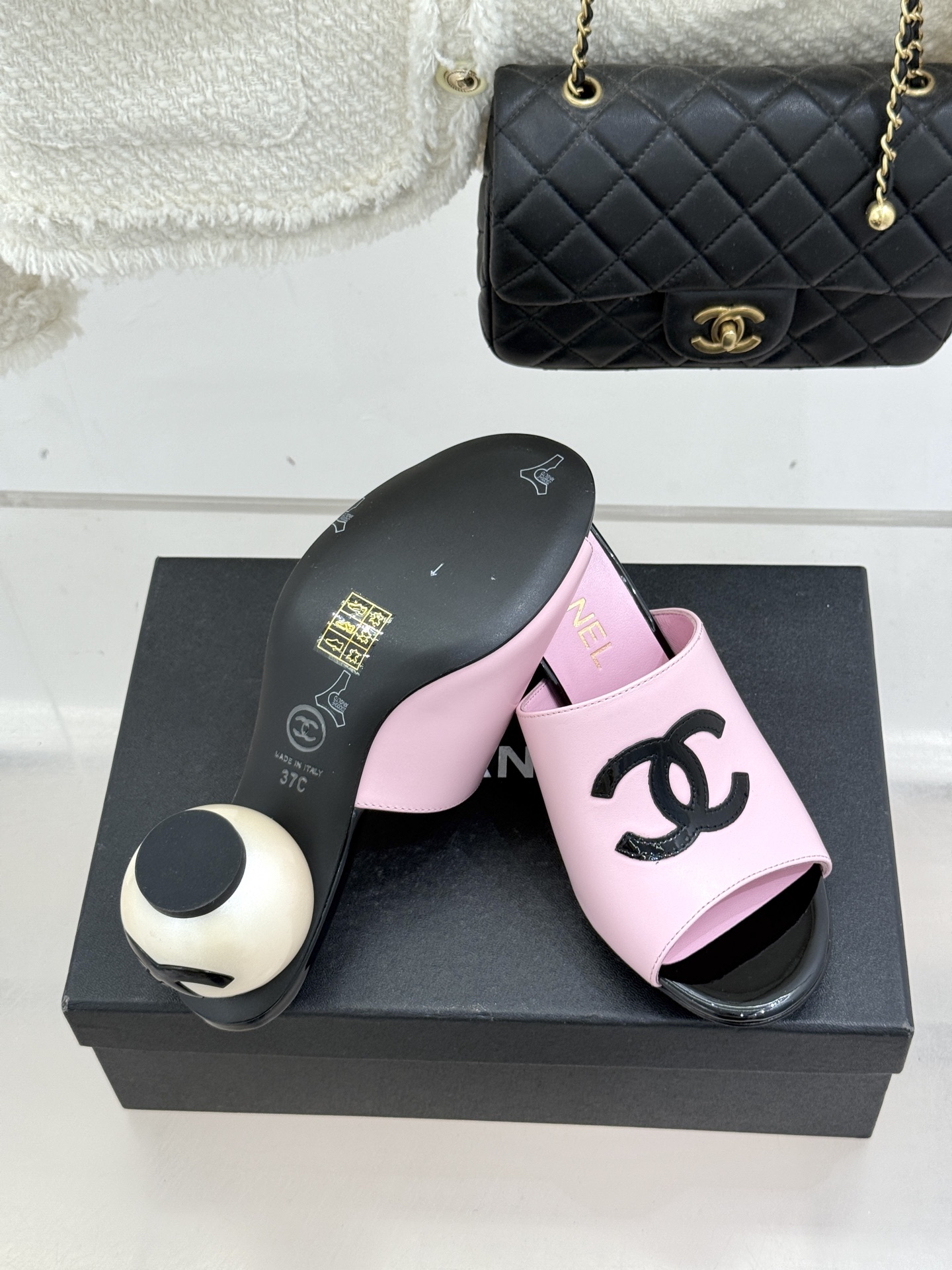 CHANE*｜小香经典巨型珍珠跟双C菱格拖鞋将法式浪漫与奢雅气场完美融合。经典菱格缝线复刻品牌精髓温润小