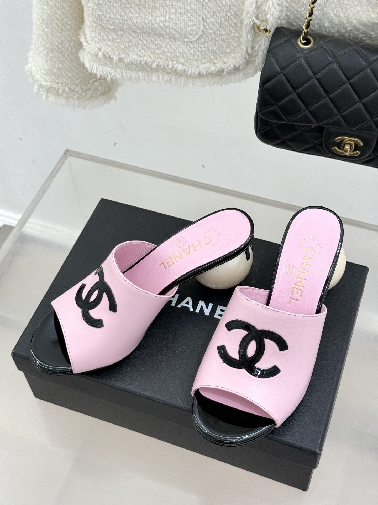 CHANE*｜小香经典巨型珍珠跟双C菱格拖鞋将法式浪漫与奢雅气场完美融合。经典菱格缝线复刻品牌精髓温润小