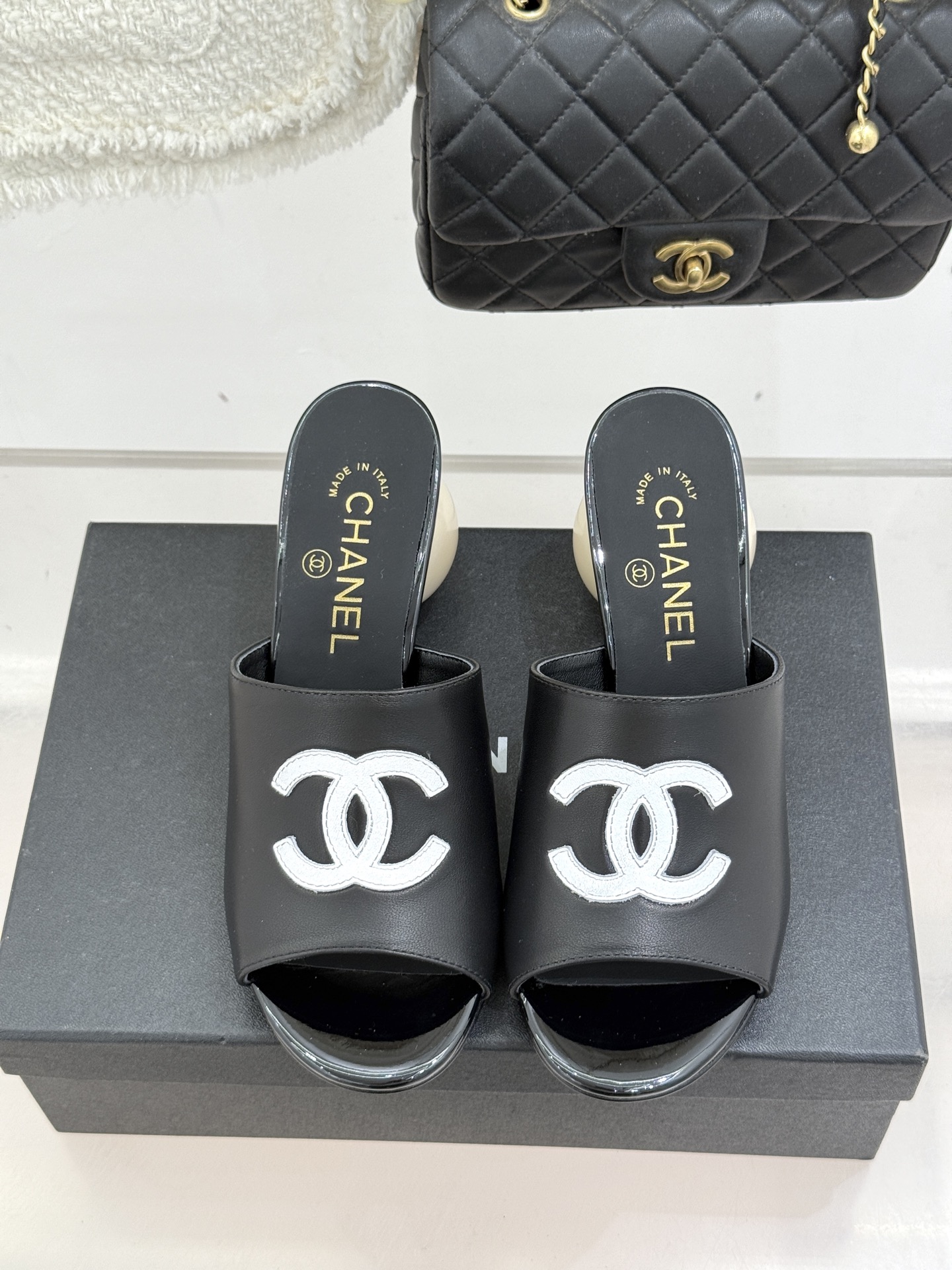 CHANE*｜小香经典巨型珍珠跟双C菱格拖鞋将法式浪漫与奢雅气场完美融合。经典菱格缝线复刻品牌精髓温润小