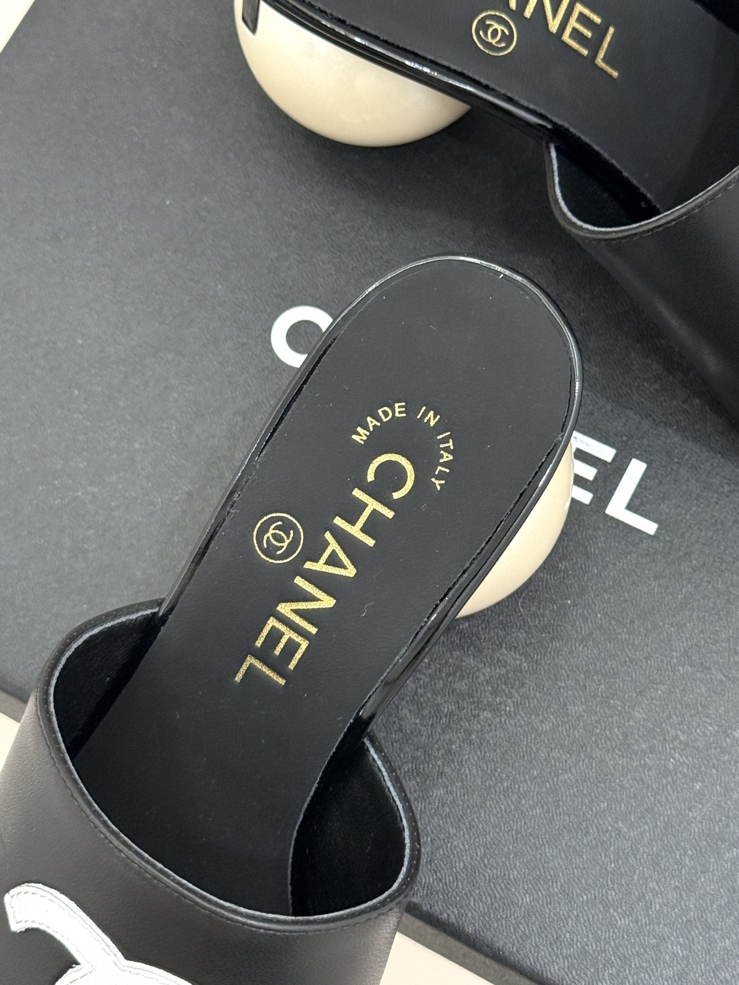 CHANE*｜小香经典巨型珍珠跟双C菱格拖鞋将法式浪漫与奢雅气场完美融合。经典菱格缝线复刻品牌精髓温润小