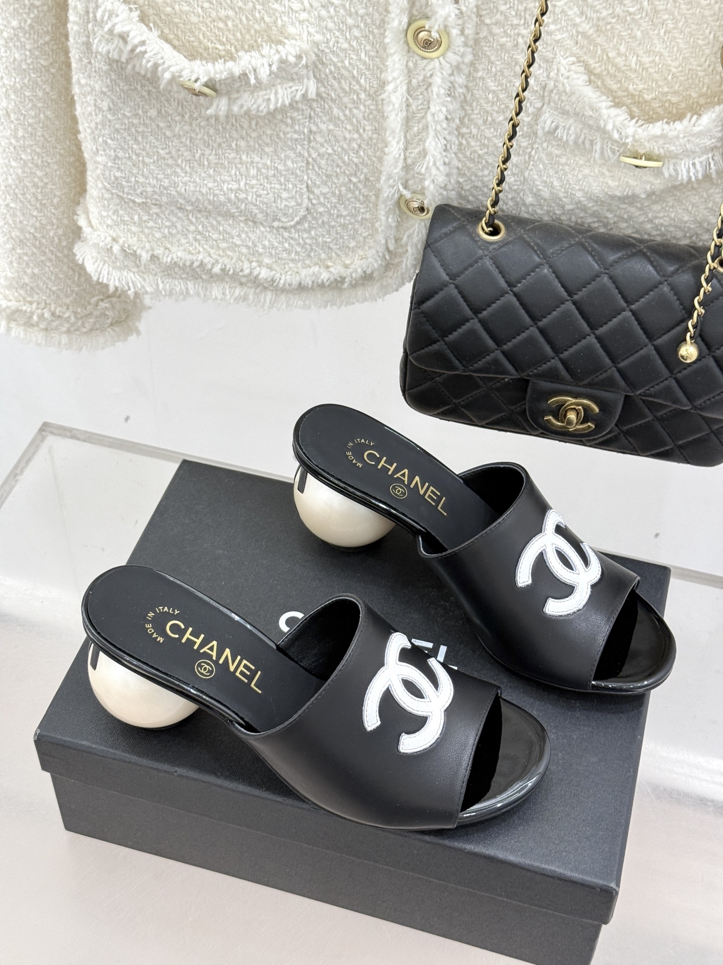 CHANE*｜小香经典巨型珍珠跟双C菱格拖鞋将法式浪漫与奢雅气场完美融合。经典菱格缝线复刻品牌精髓温润小