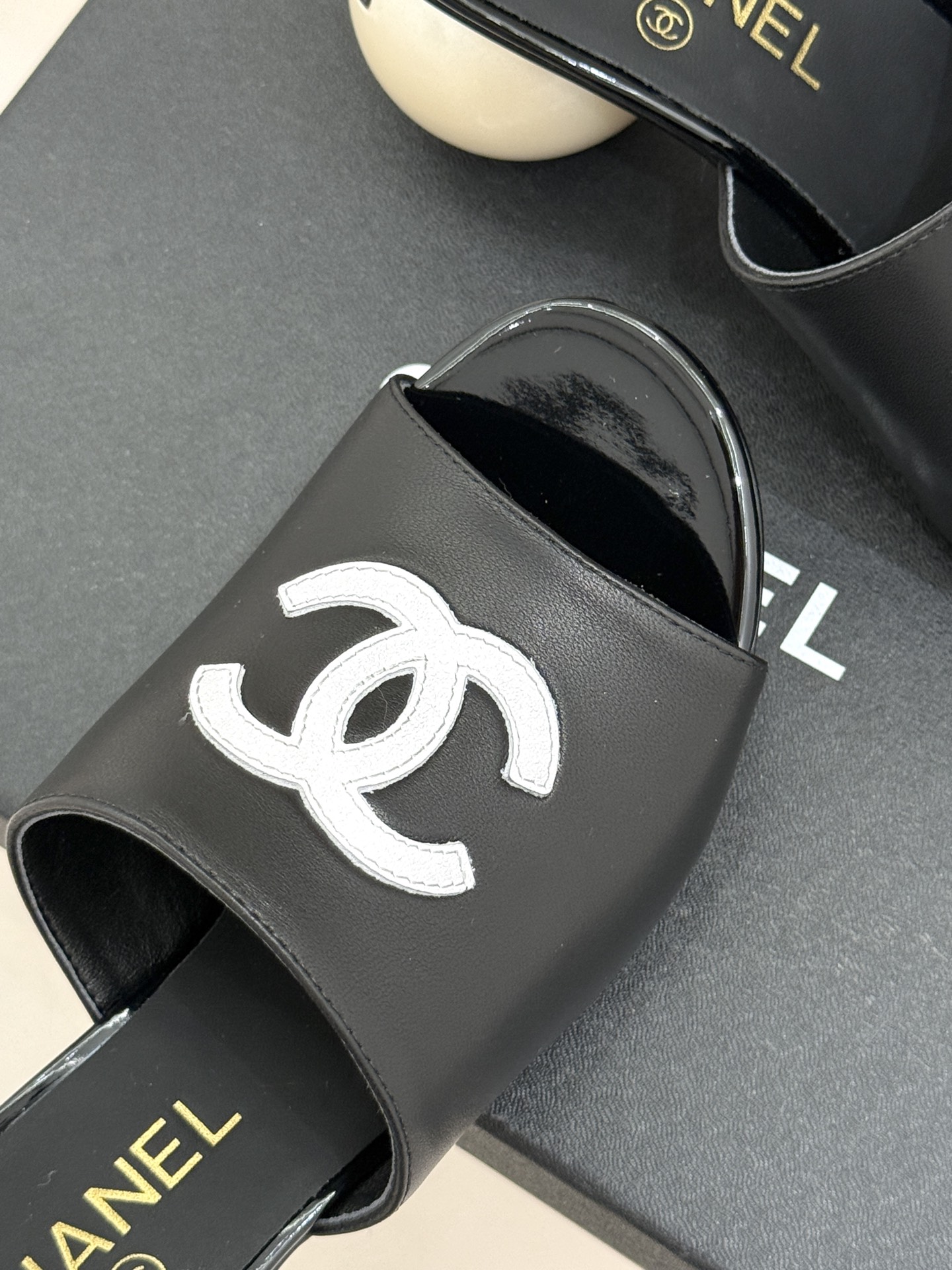 CHANE*｜小香经典巨型珍珠跟双C菱格拖鞋将法式浪漫与奢雅气场完美融合。经典菱格缝线复刻品牌精髓温润小