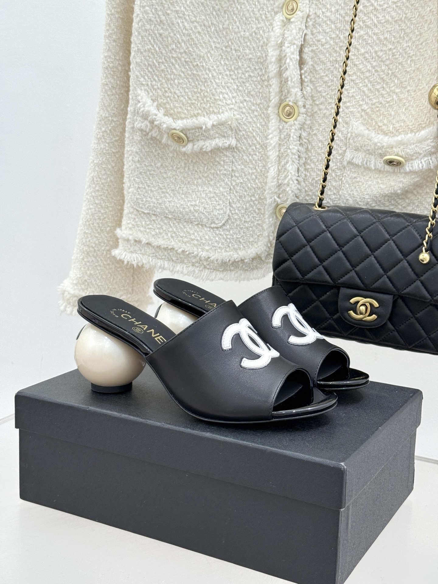 CHANE*｜小香经典巨型珍珠跟双C菱格拖鞋将法式浪漫与奢雅气场完美融合。经典菱格缝线复刻品牌精髓温润小