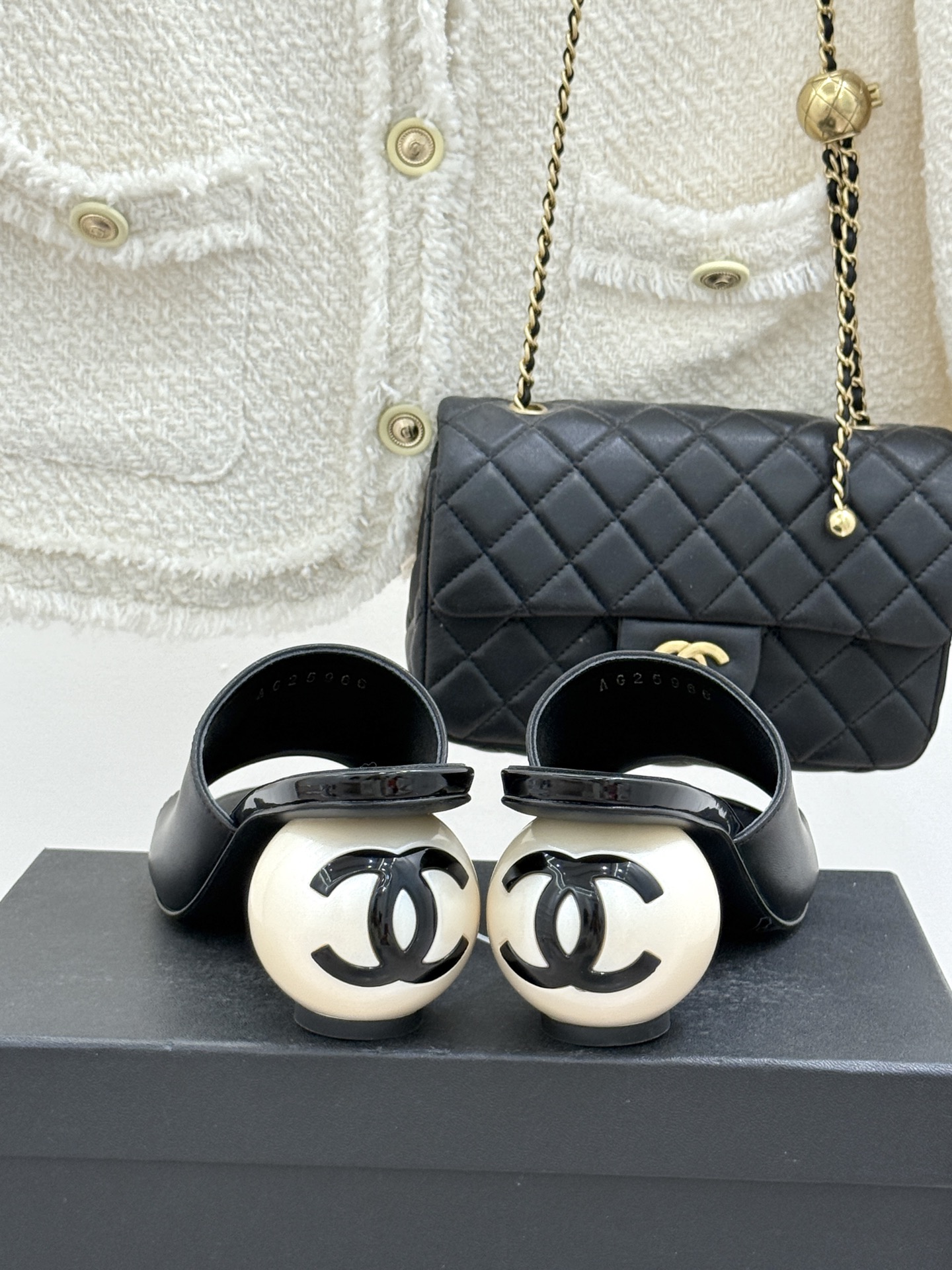 CHANE*｜小香经典巨型珍珠跟双C菱格拖鞋将法式浪漫与奢雅气场完美融合。经典菱格缝线复刻品牌精髓温润小