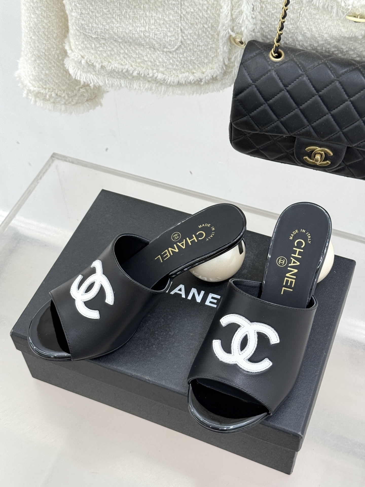 CHANE*｜小香经典巨型珍珠跟双C菱格拖鞋将法式浪漫与奢雅气场完美融合。经典菱格缝线复刻品牌精髓温润小