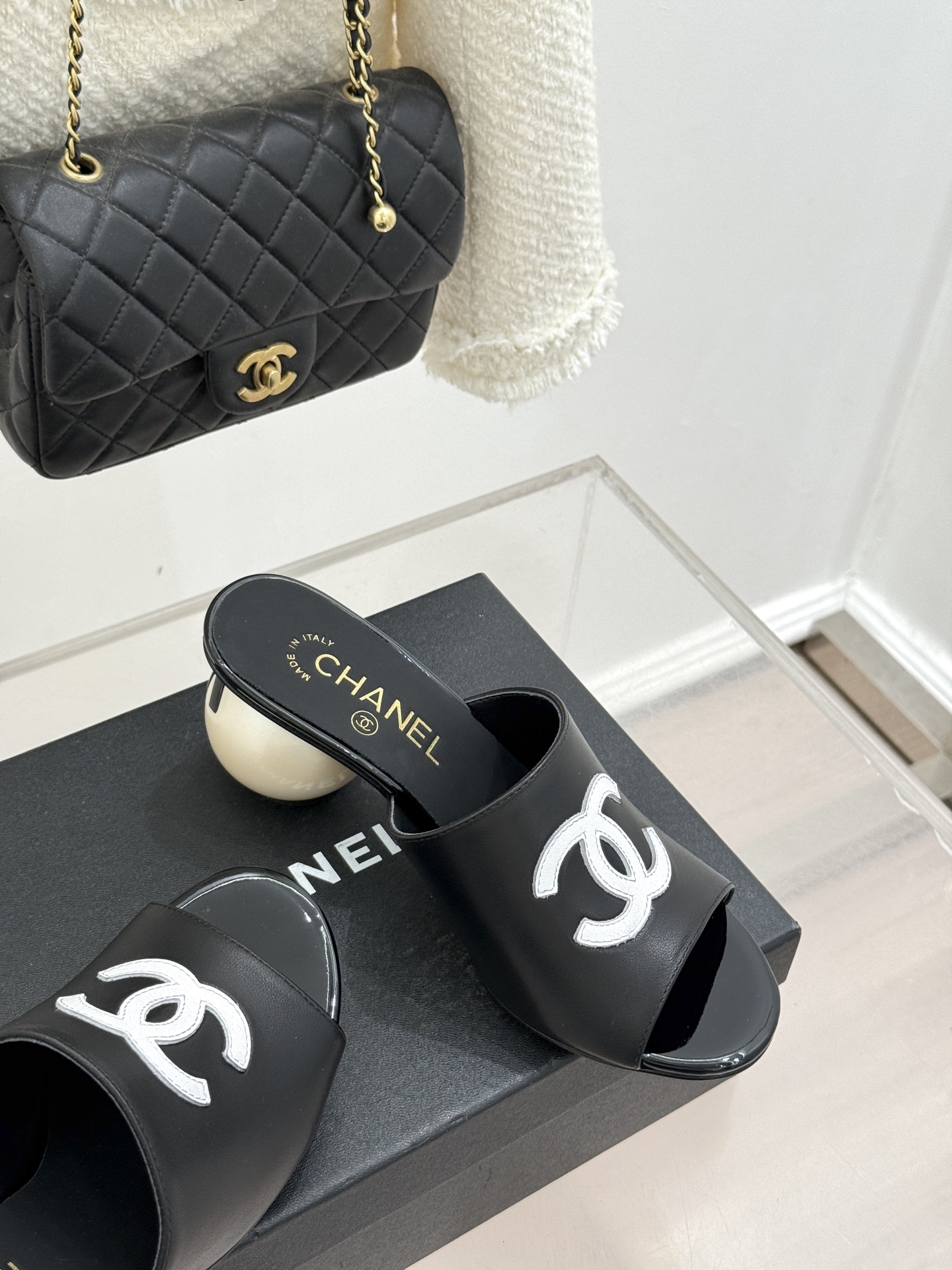 CHANE*｜小香经典巨型珍珠跟双C菱格拖鞋将法式浪漫与奢雅气场完美融合。经典菱格缝线复刻品牌精髓温润小