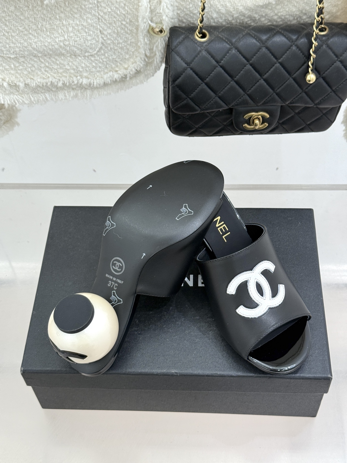 CHANE*｜小香经典巨型珍珠跟双C菱格拖鞋将法式浪漫与奢雅气场完美融合。经典菱格缝线复刻品牌精髓温润小