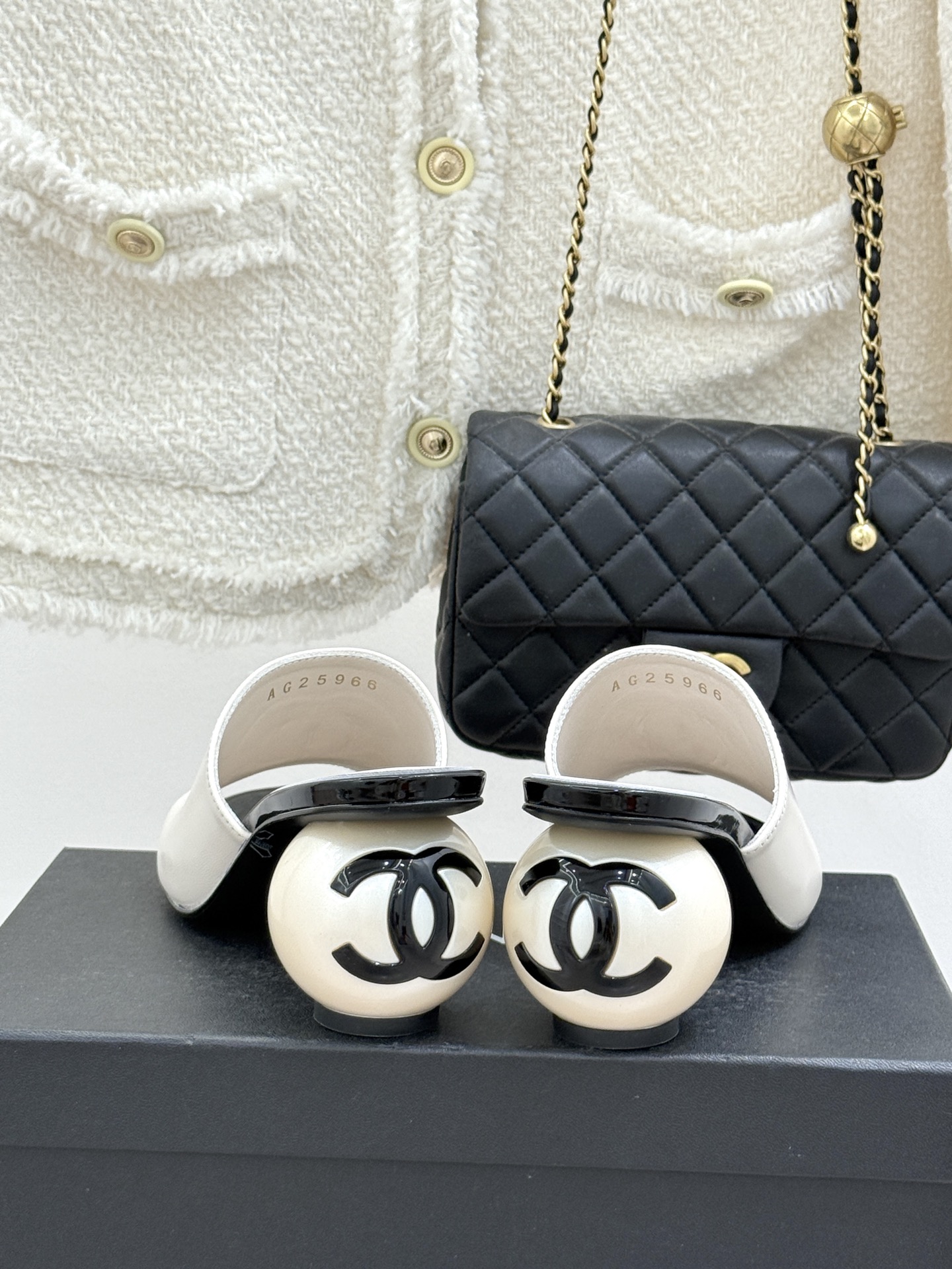 CHANE*｜小香经典巨型珍珠跟双C菱格拖鞋将法式浪漫与奢雅气场完美融合。经典菱格缝线复刻品牌精髓温润小