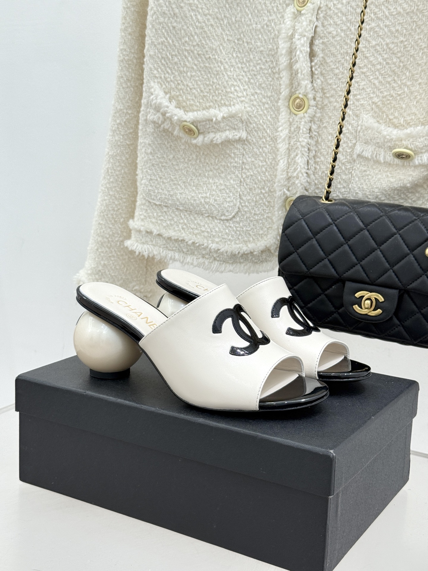 NO:723929,Chanel's new pearl heel high heel slippers!  The fabric is made of original customized leather, and the lining is made of sheepskin. Italian imported genuine leather outsole size 35-39 (customized 40/41), slippers, chanel, slippers, sheepskin, Leather soles19860909Chanel 新款珍珠跟高跟拖鞋！ 面料采用原版定制皮料 内里踮脚均为羊皮 意大利进口真皮大底 size35-39（40/41定制）,拖鞋,chanel,slippers,sheepskin,Leather soles,Women's Shoes