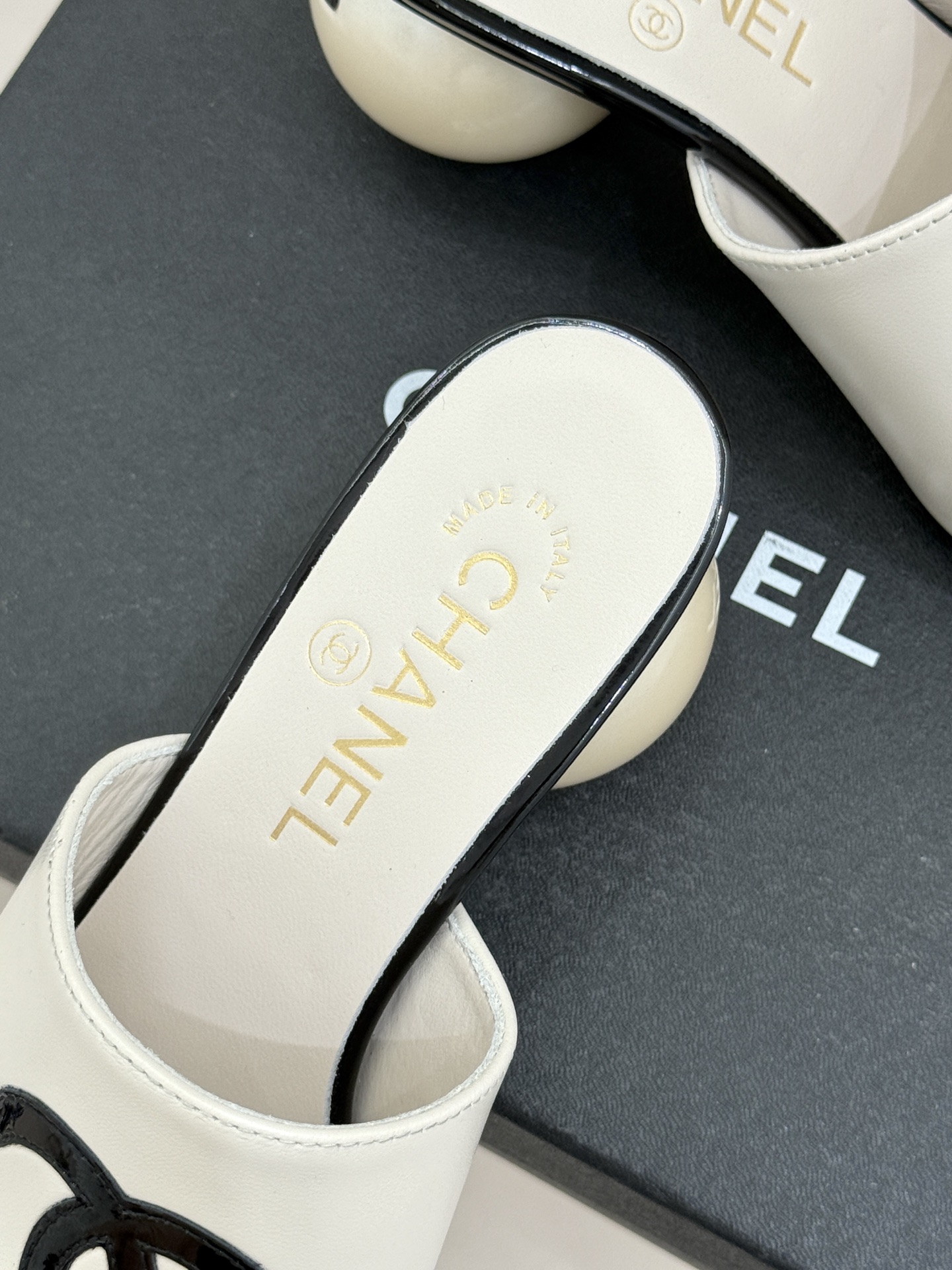 CHANE*｜小香经典巨型珍珠跟双C菱格拖鞋将法式浪漫与奢雅气场完美融合。经典菱格缝线复刻品牌精髓温润小