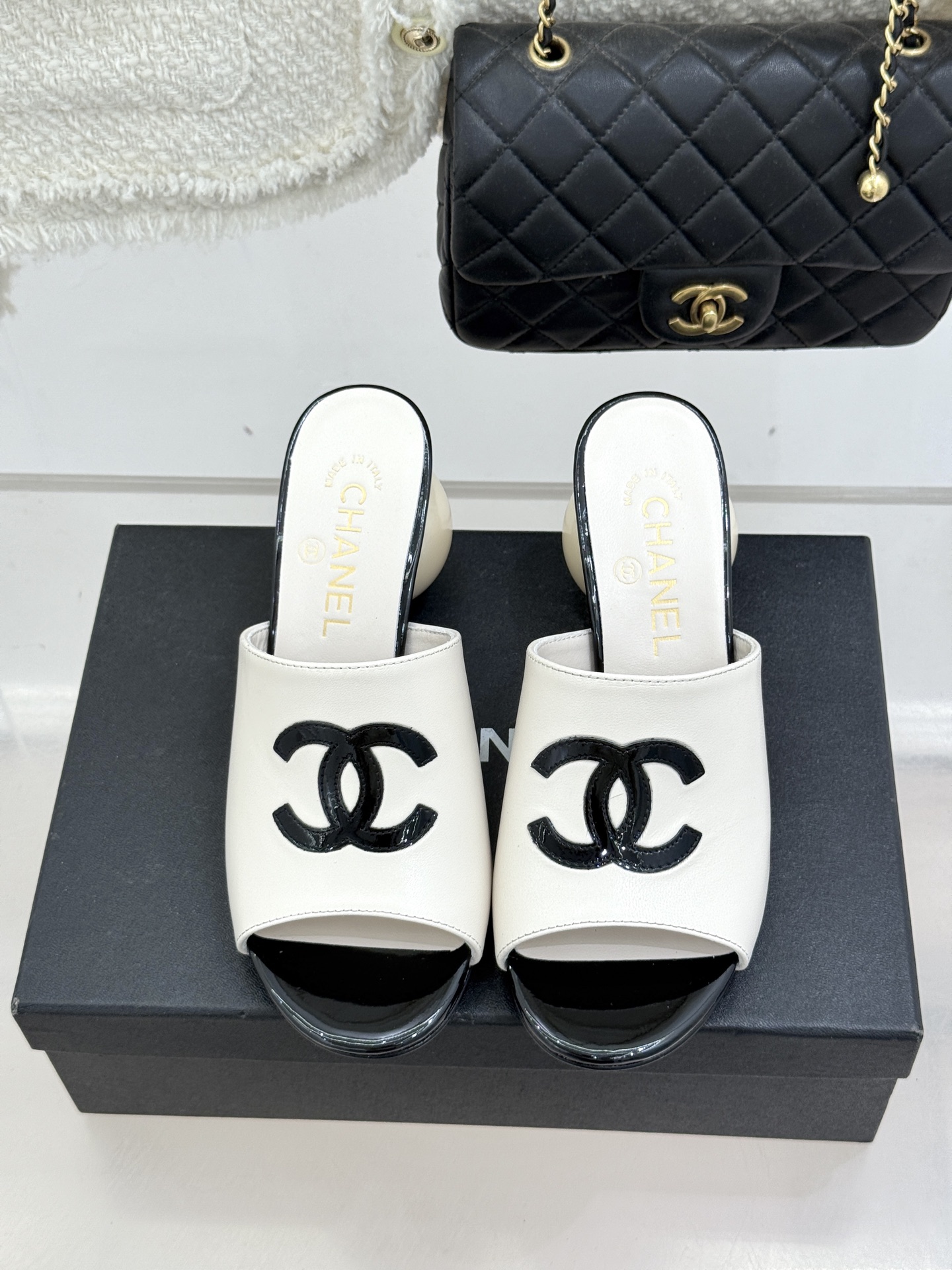 CHANE*｜小香经典巨型珍珠跟双C菱格拖鞋将法式浪漫与奢雅气场完美融合。经典菱格缝线复刻品牌精髓温润小