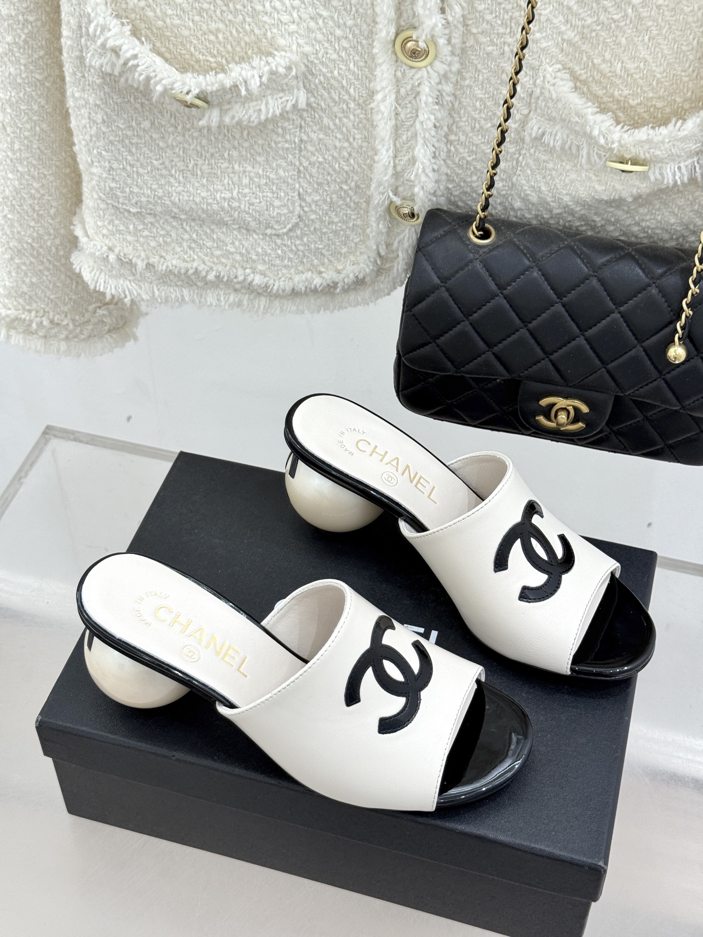 CHANE*｜小香经典巨型珍珠跟双C菱格拖鞋将法式浪漫与奢雅气场完美融合。经典菱格缝线复刻品牌精髓温润小