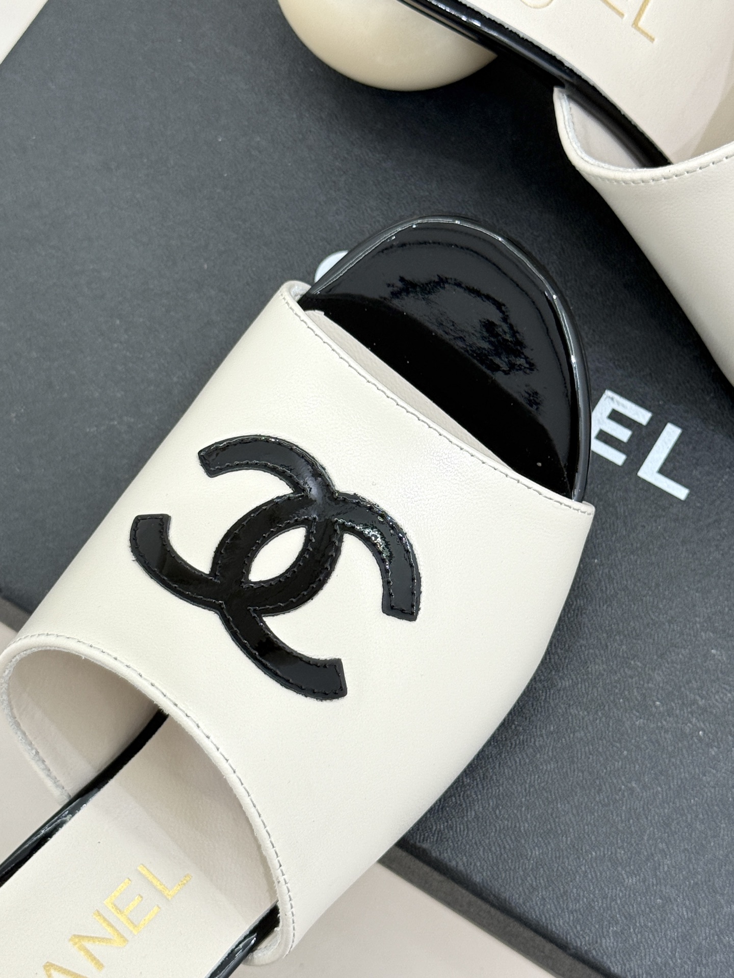 CHANE*｜小香经典巨型珍珠跟双C菱格拖鞋将法式浪漫与奢雅气场完美融合。经典菱格缝线复刻品牌精髓温润小