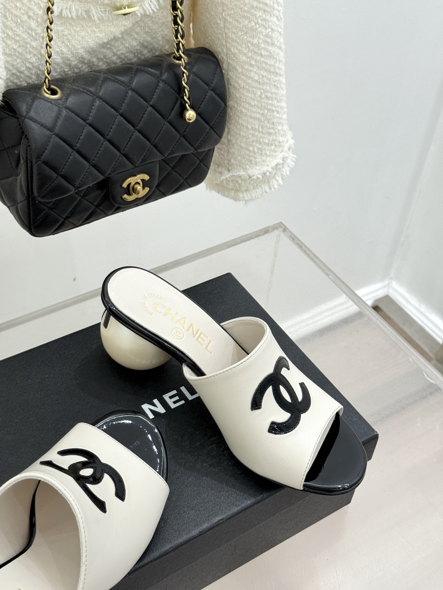 CHANE*｜小香经典巨型珍珠跟双C菱格拖鞋将法式浪漫与奢雅气场完美融合。经典菱格缝线复刻品牌精髓温润小