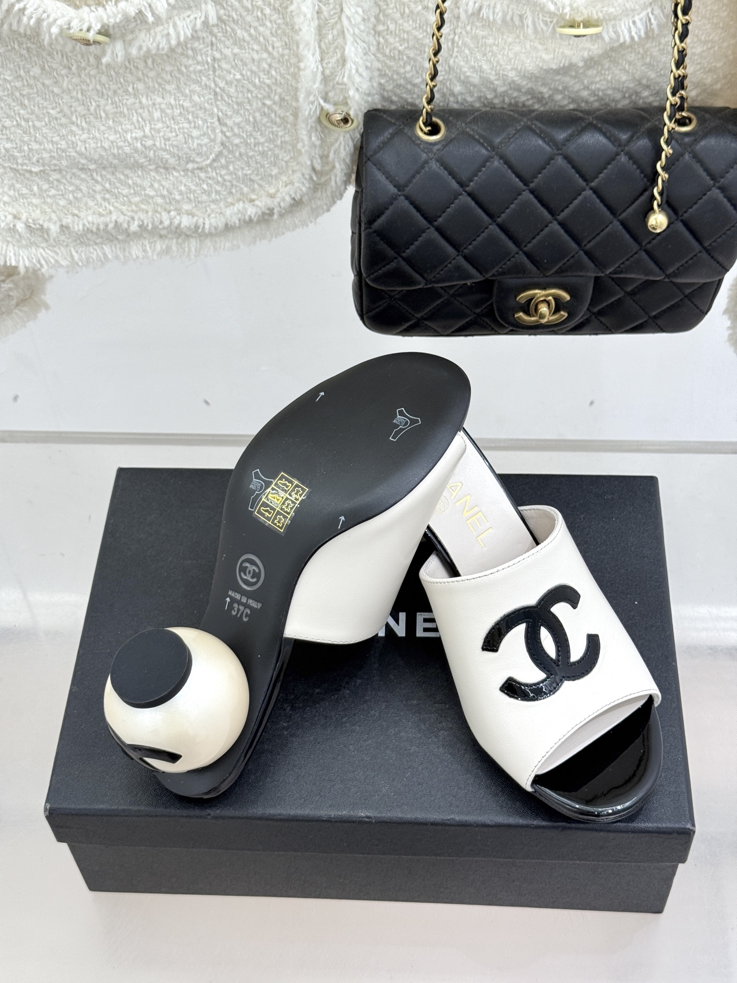 CHANE*｜小香经典巨型珍珠跟双C菱格拖鞋将法式浪漫与奢雅气场完美融合。经典菱格缝线复刻品牌精髓温润小