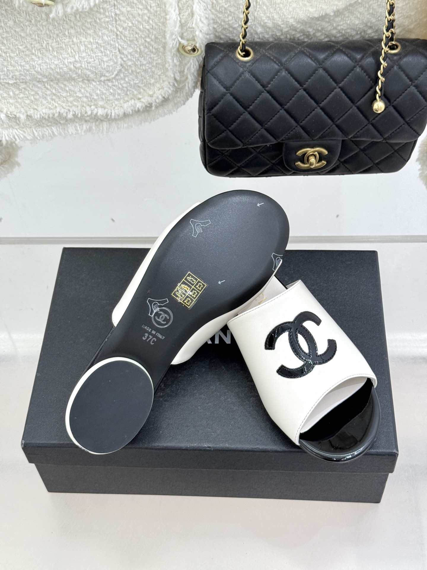 CHANE*｜小香经典巨型珍珠跟双C菱格拖鞋将法式浪漫与奢雅气场完美融合。经典菱格缝线复刻品牌精髓温润小