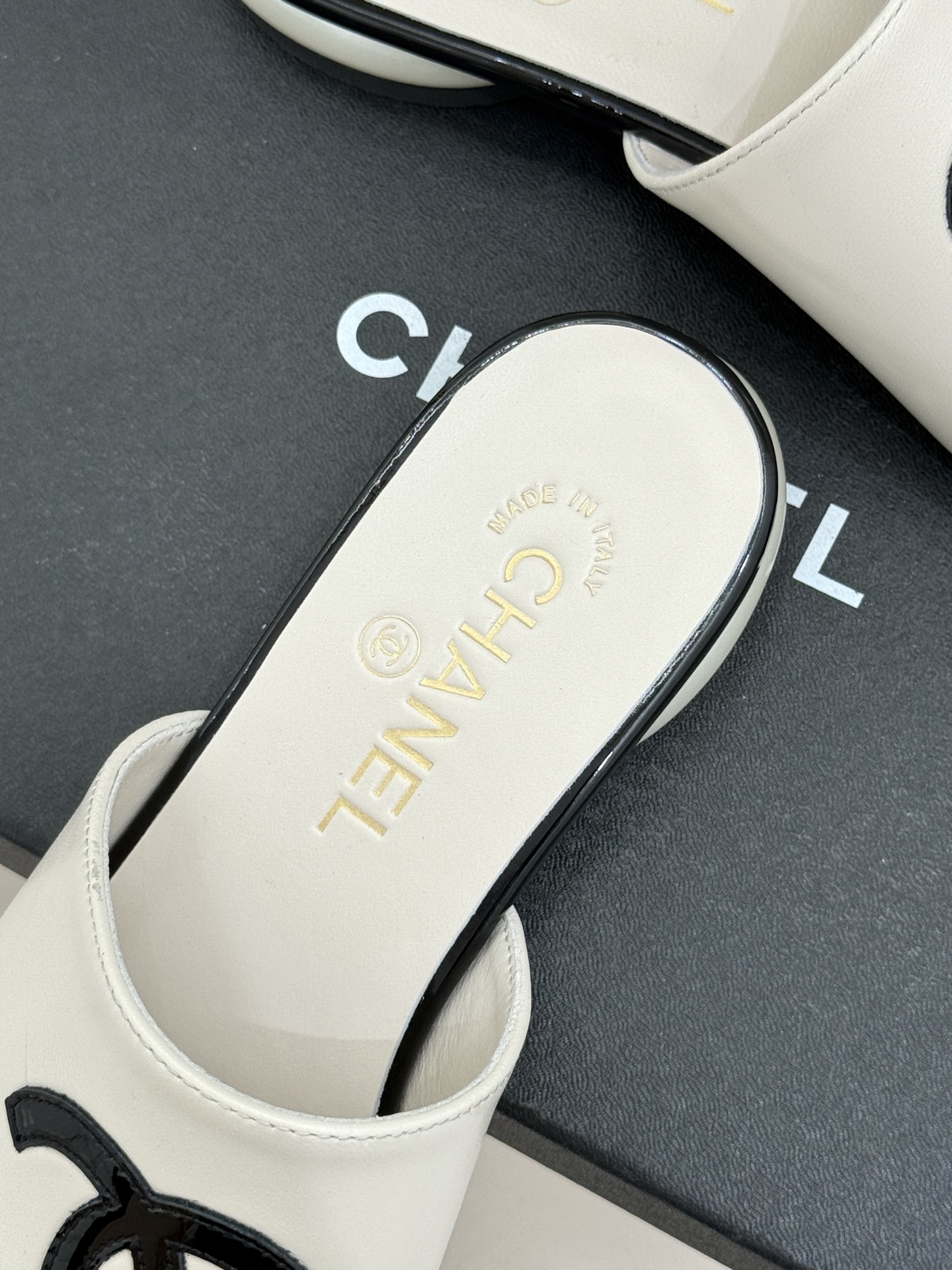 CHANE*｜小香经典巨型珍珠跟双C菱格拖鞋将法式浪漫与奢雅气场完美融合。经典菱格缝线复刻品牌精髓温润小