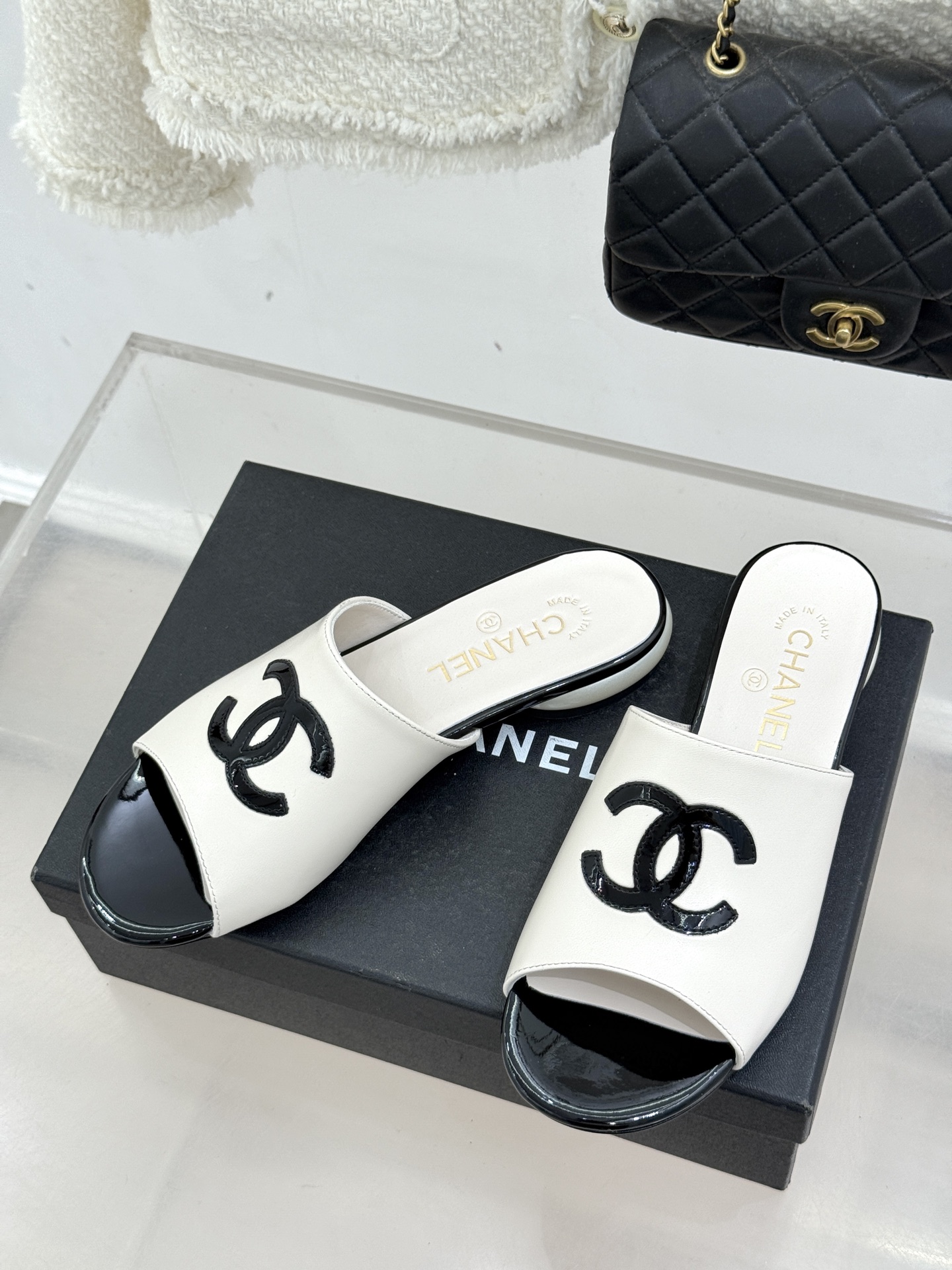 CHANE*｜小香经典巨型珍珠跟双C菱格拖鞋将法式浪漫与奢雅气场完美融合。经典菱格缝线复刻品牌精髓温润小