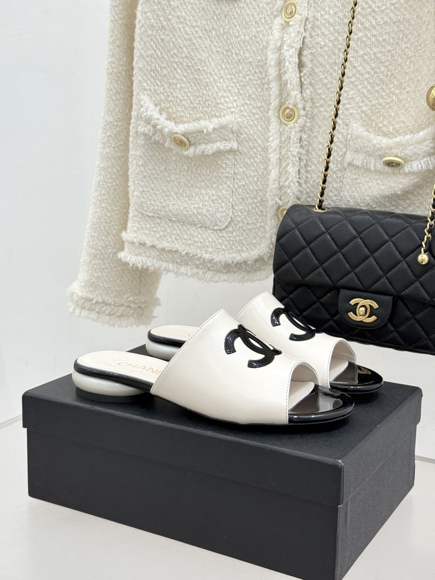 CHANE*｜小香经典巨型珍珠跟双C菱格拖鞋将法式浪漫与奢雅气场完美融合。经典菱格缝线复刻品牌精髓温润小