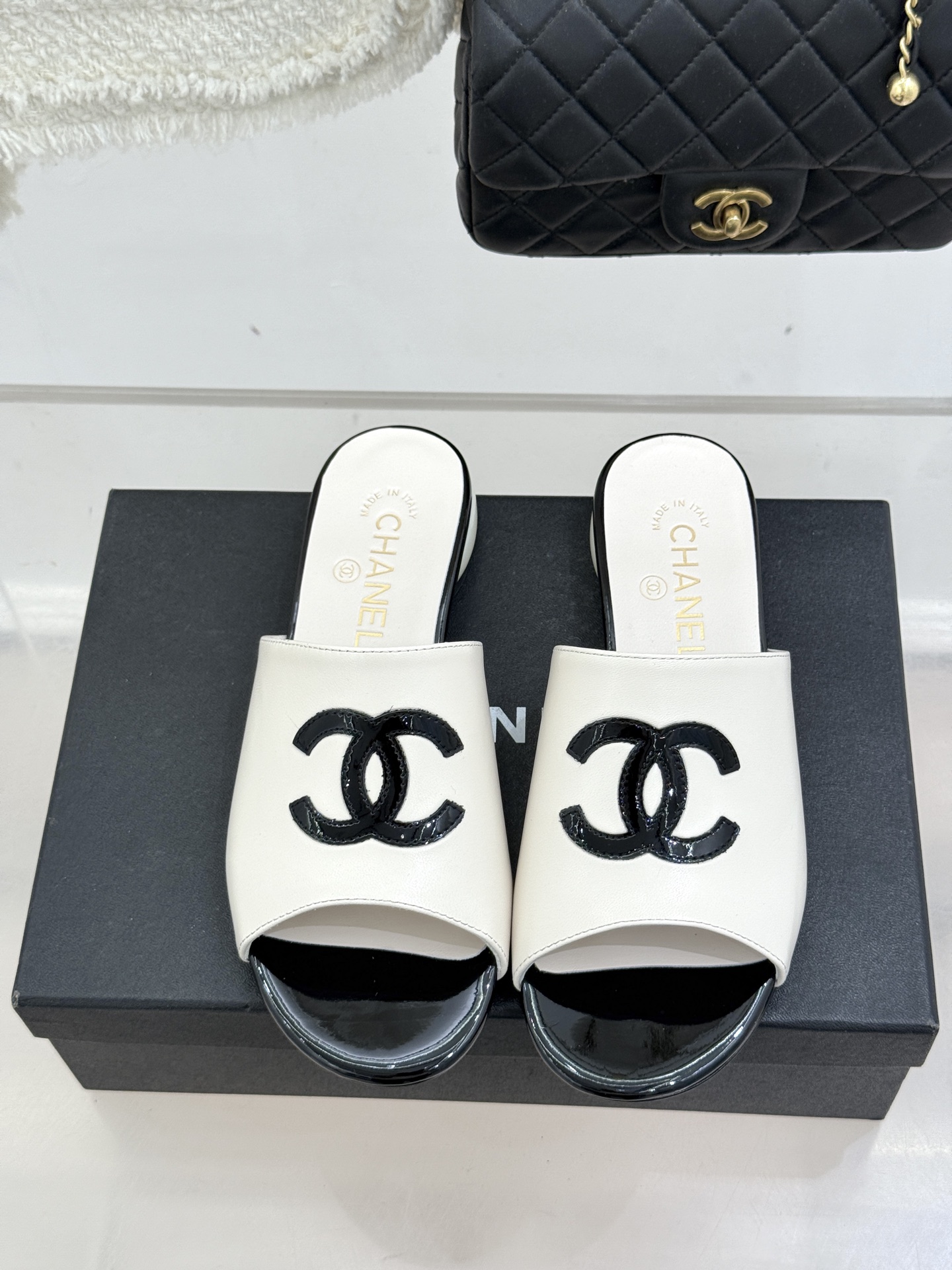 CHANE*｜小香经典巨型珍珠跟双C菱格拖鞋将法式浪漫与奢雅气场完美融合。经典菱格缝线复刻品牌精髓温润小