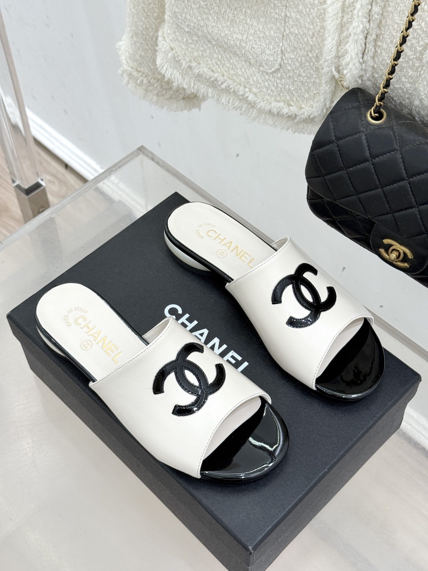 CHANE*｜小香经典巨型珍珠跟双C菱格拖鞋将法式浪漫与奢雅气场完美融合。经典菱格缝线复刻品牌精髓温润小