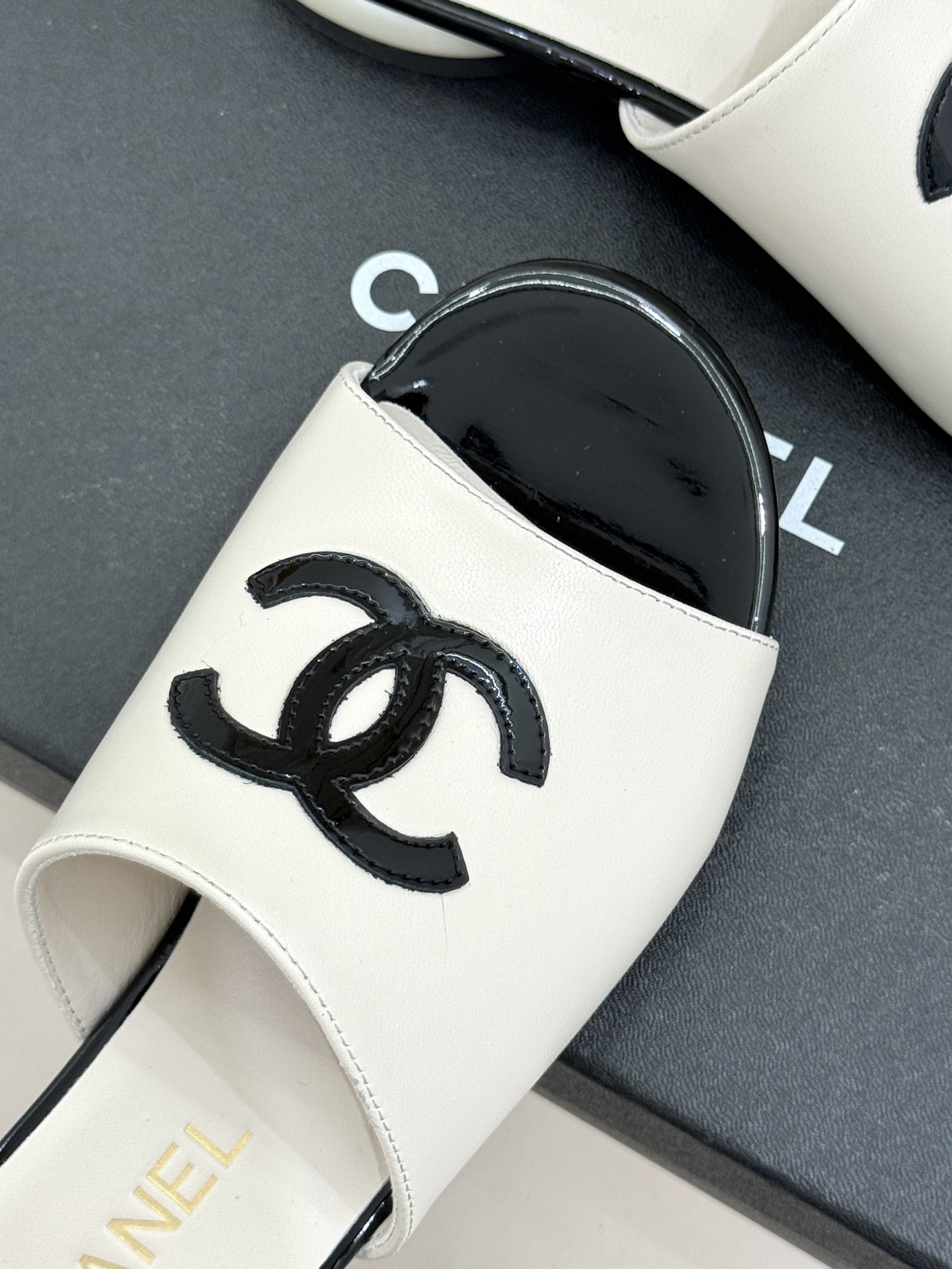 CHANE*｜小香经典巨型珍珠跟双C菱格拖鞋将法式浪漫与奢雅气场完美融合。经典菱格缝线复刻品牌精髓温润小