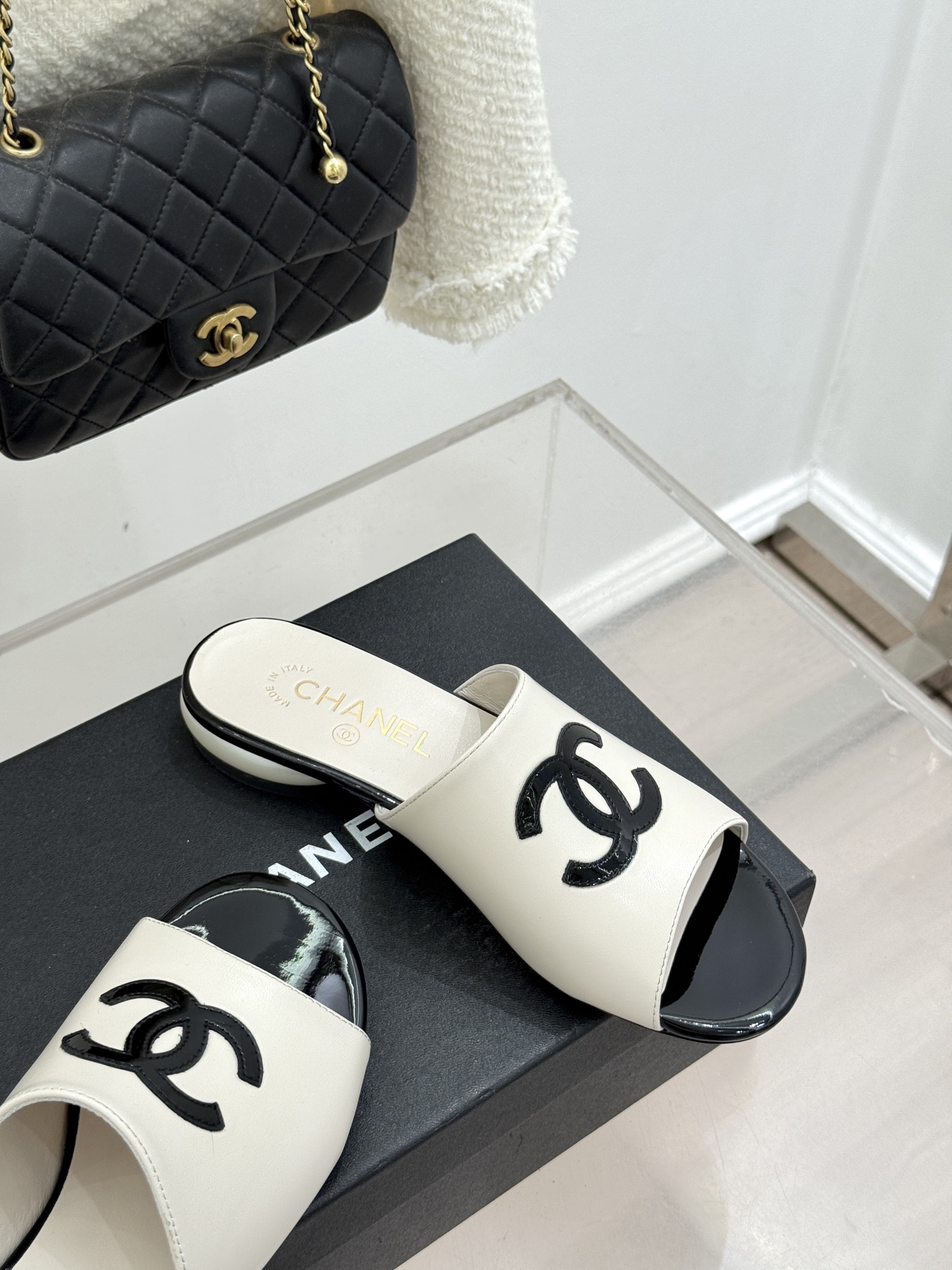 CHANE*｜小香经典巨型珍珠跟双C菱格拖鞋将法式浪漫与奢雅气场完美融合。经典菱格缝线复刻品牌精髓温润小