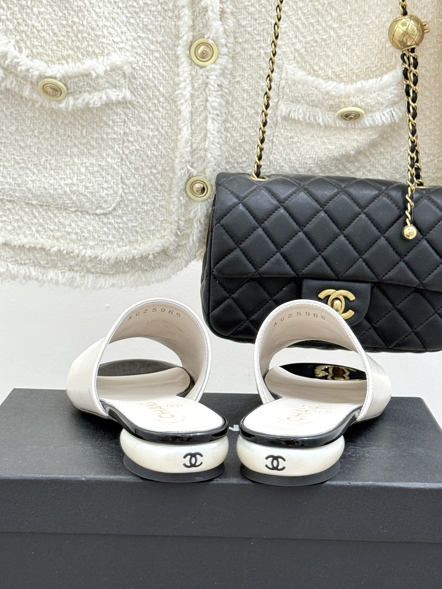 CHANE*｜小香经典巨型珍珠跟双C菱格拖鞋将法式浪漫与奢雅气场完美融合。经典菱格缝线复刻品牌精髓温润小