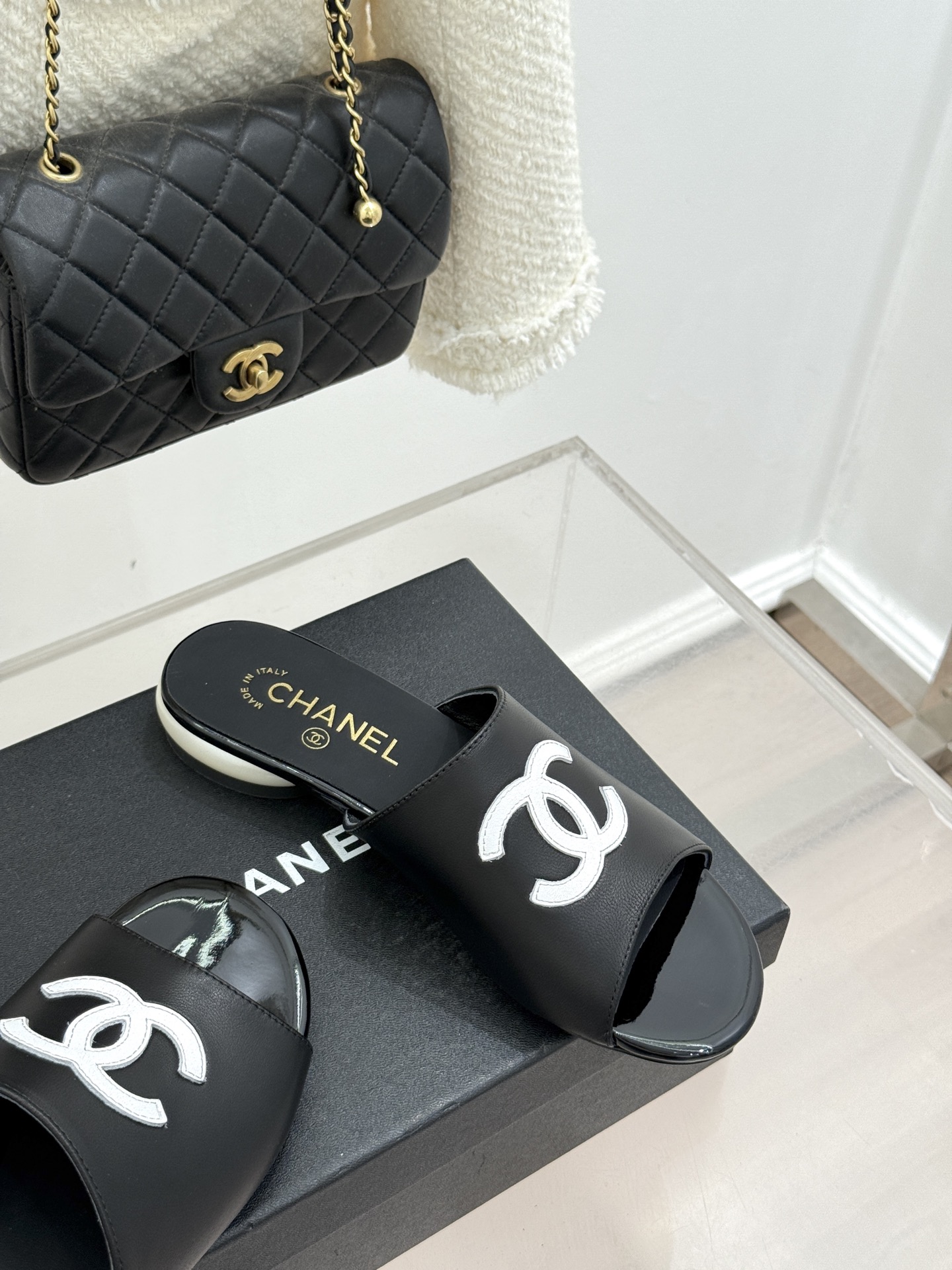 CHANE*｜小香经典巨型珍珠跟双C菱格拖鞋将法式浪漫与奢雅气场完美融合。经典菱格缝线复刻品牌精髓温润小