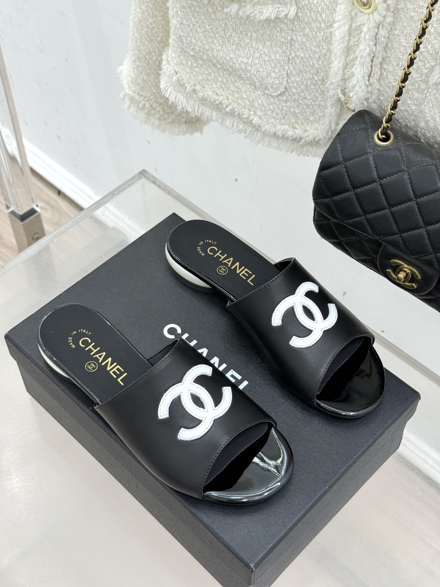 CHANE*｜小香经典巨型珍珠跟双C菱格拖鞋将法式浪漫与奢雅气场完美融合。经典菱格缝线复刻品牌精髓温润小