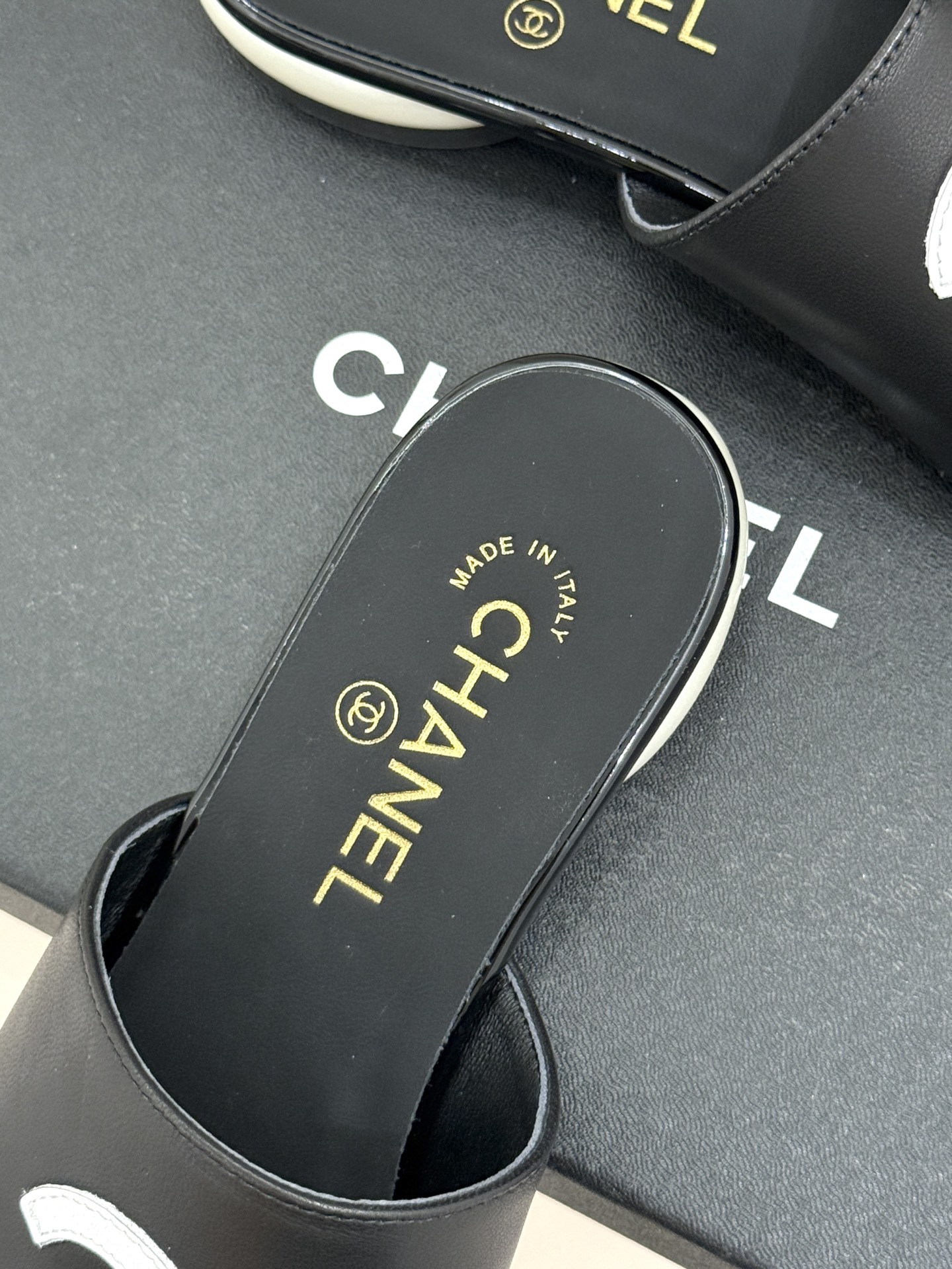 CHANE*｜小香经典巨型珍珠跟双C菱格拖鞋将法式浪漫与奢雅气场完美融合。经典菱格缝线复刻品牌精髓温润小