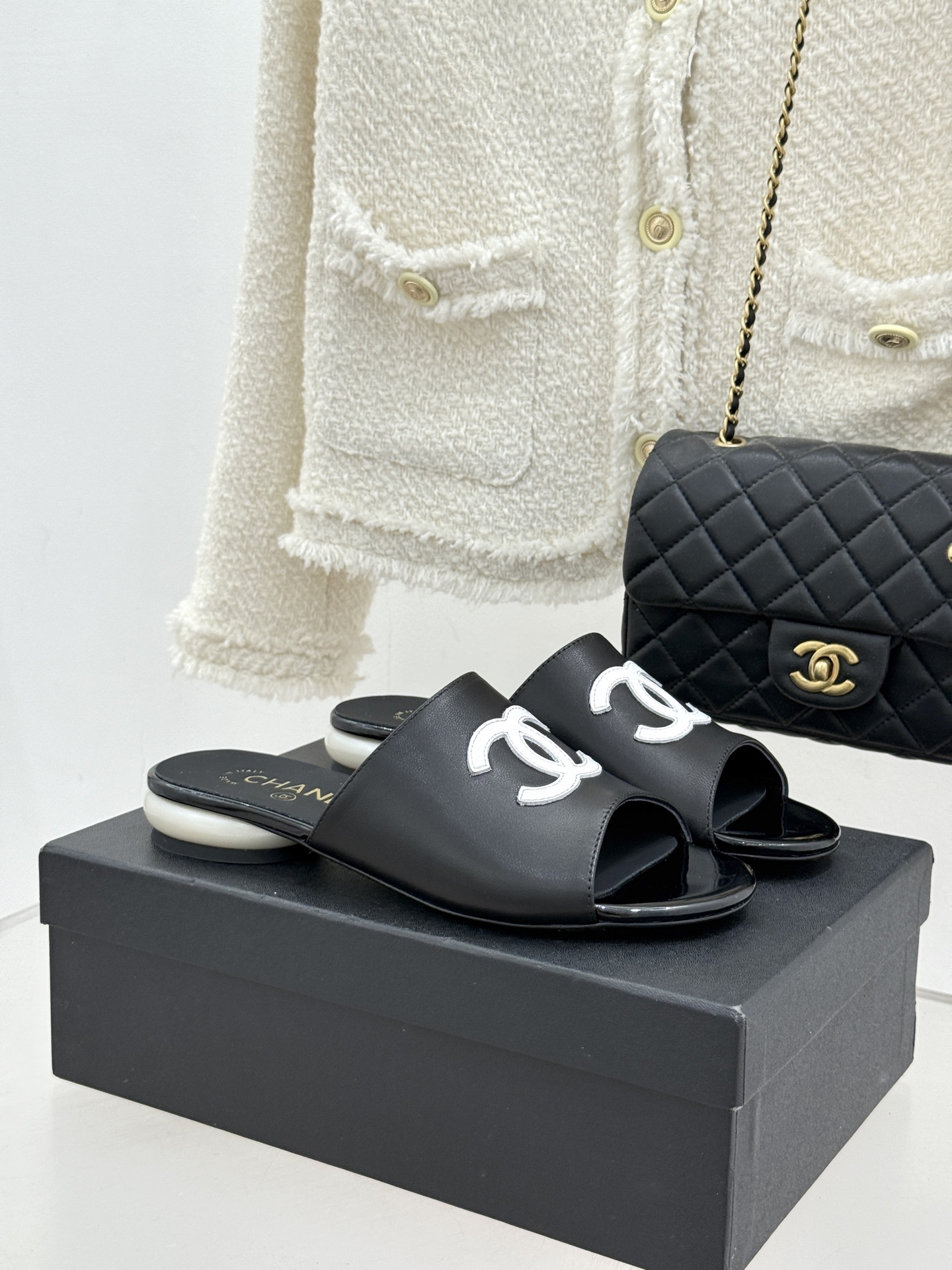 CHANE*｜小香经典巨型珍珠跟双C菱格拖鞋将法式浪漫与奢雅气场完美融合。经典菱格缝线复刻品牌精髓温润小