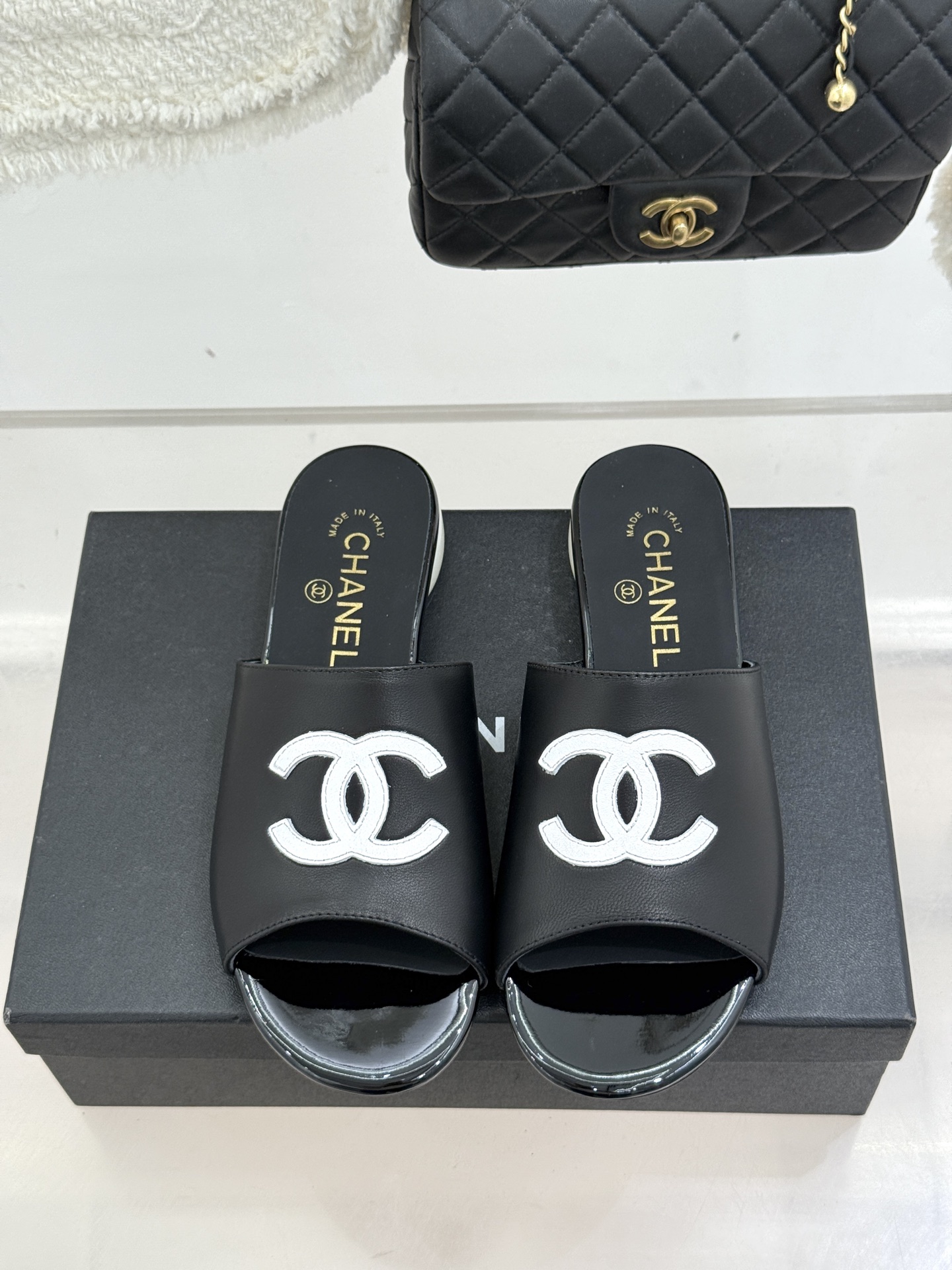 CHANE*｜小香经典巨型珍珠跟双C菱格拖鞋将法式浪漫与奢雅气场完美融合。经典菱格缝线复刻品牌精髓温润小