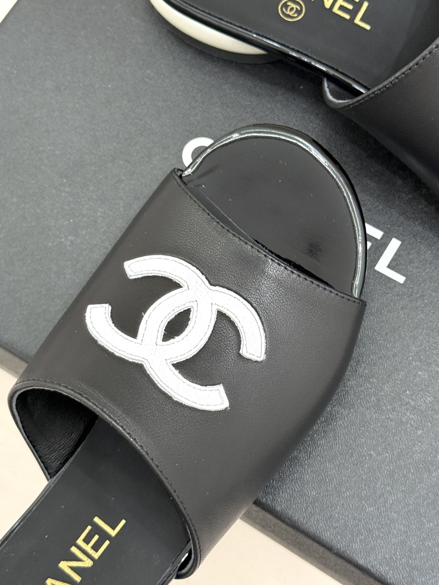 CHANE*｜小香经典巨型珍珠跟双C菱格拖鞋将法式浪漫与奢雅气场完美融合。经典菱格缝线复刻品牌精髓温润小