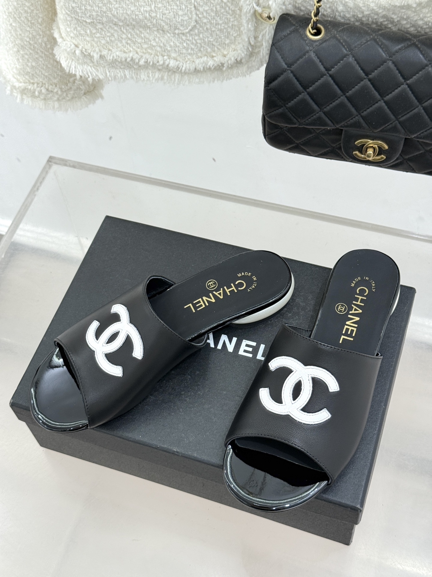 CHANE*｜小香经典巨型珍珠跟双C菱格拖鞋将法式浪漫与奢雅气场完美融合。经典菱格缝线复刻品牌精髓温润小