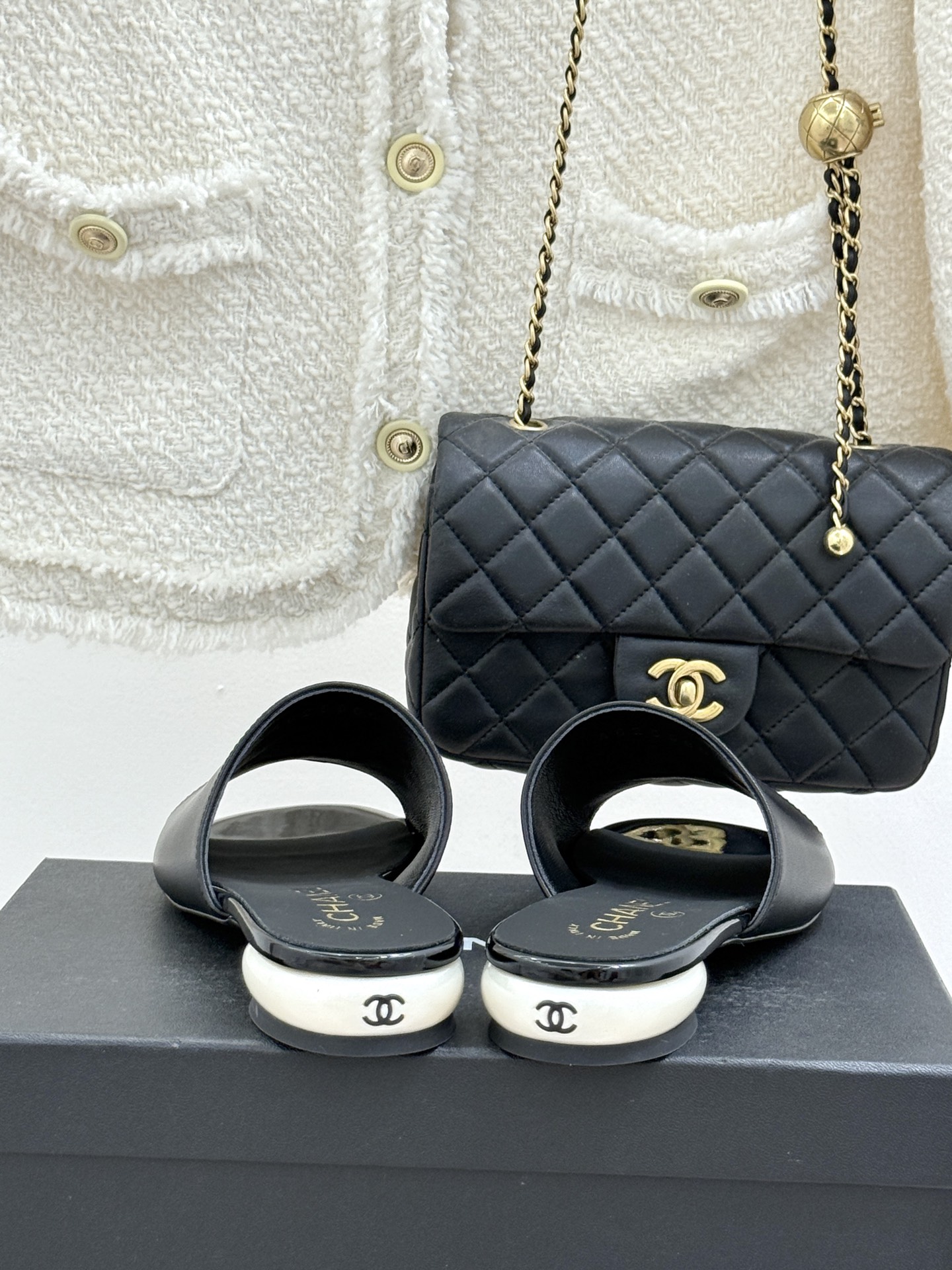 CHANE*｜小香经典巨型珍珠跟双C菱格拖鞋将法式浪漫与奢雅气场完美融合。经典菱格缝线复刻品牌精髓温润小