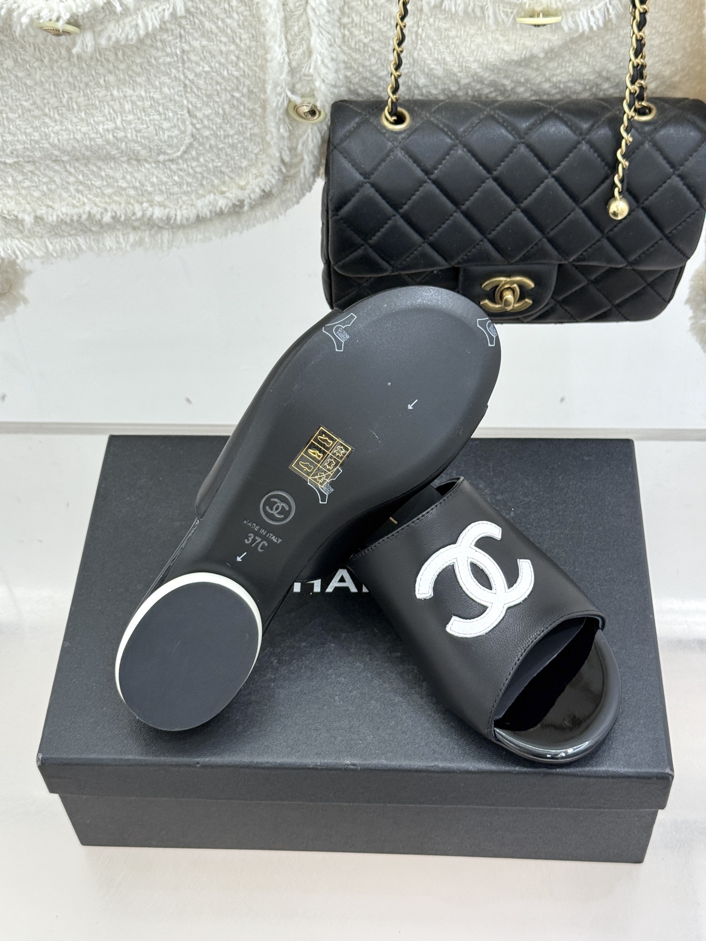 CHANE*｜小香经典巨型珍珠跟双C菱格拖鞋将法式浪漫与奢雅气场完美融合。经典菱格缝线复刻品牌精髓温润小