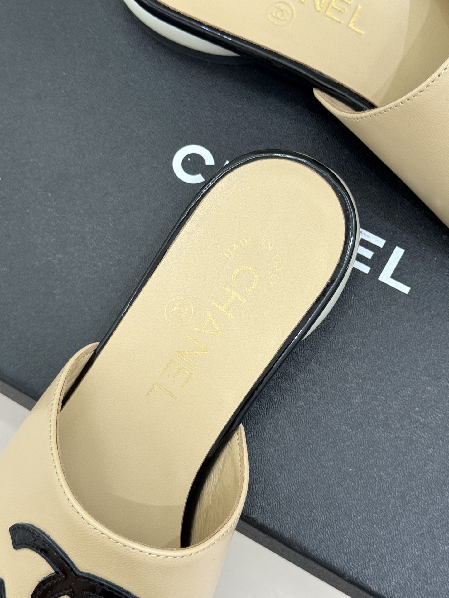 CHANE*｜小香经典巨型珍珠跟双C菱格拖鞋将法式浪漫与奢雅气场完美融合。经典菱格缝线复刻品牌精髓温润小