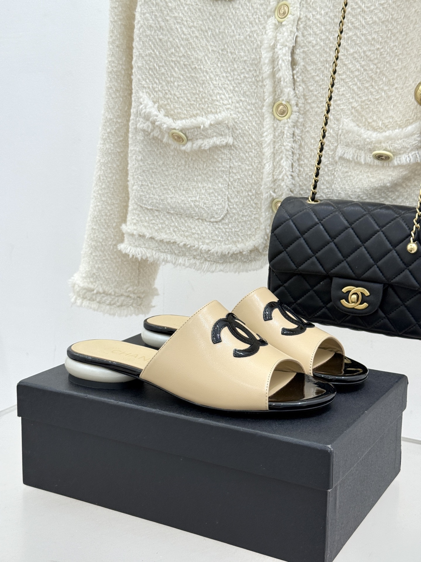 CHANE*｜小香经典巨型珍珠跟双C菱格拖鞋将法式浪漫与奢雅气场完美融合。经典菱格缝线复刻品牌精髓温润小