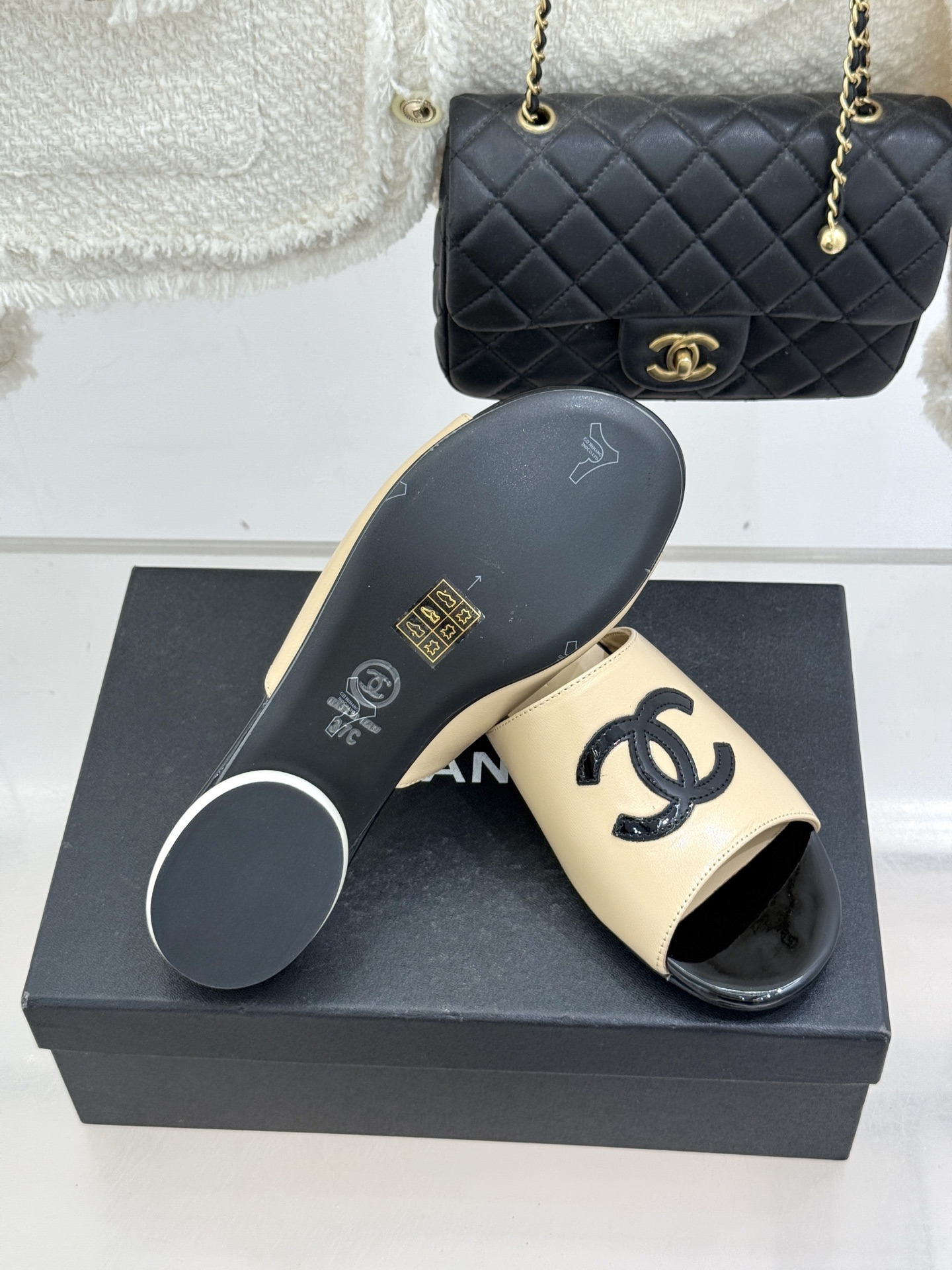 CHANE*｜小香经典巨型珍珠跟双C菱格拖鞋将法式浪漫与奢雅气场完美融合。经典菱格缝线复刻品牌精髓温润小