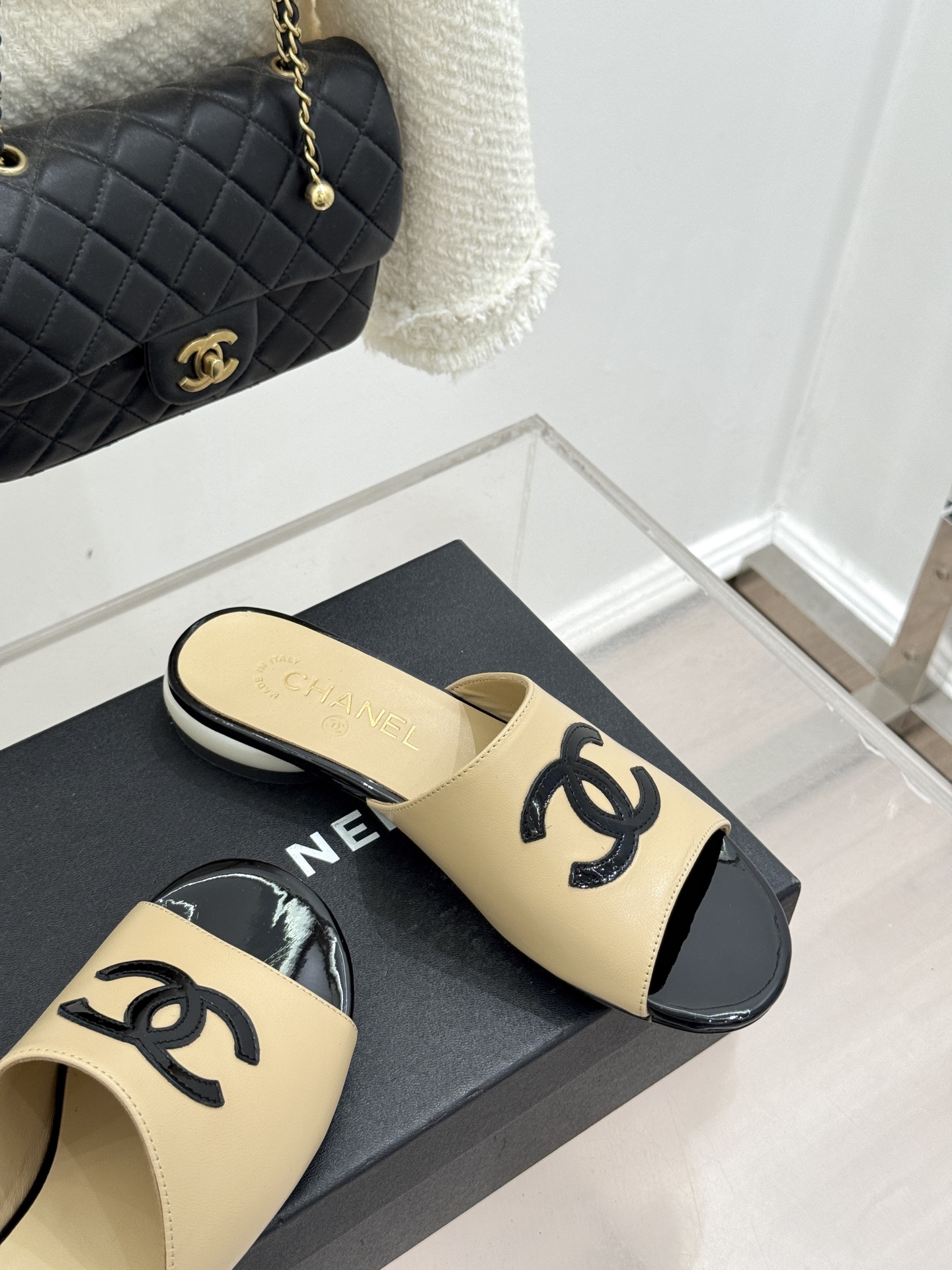 CHANE*｜小香经典巨型珍珠跟双C菱格拖鞋将法式浪漫与奢雅气场完美融合。经典菱格缝线复刻品牌精髓温润小