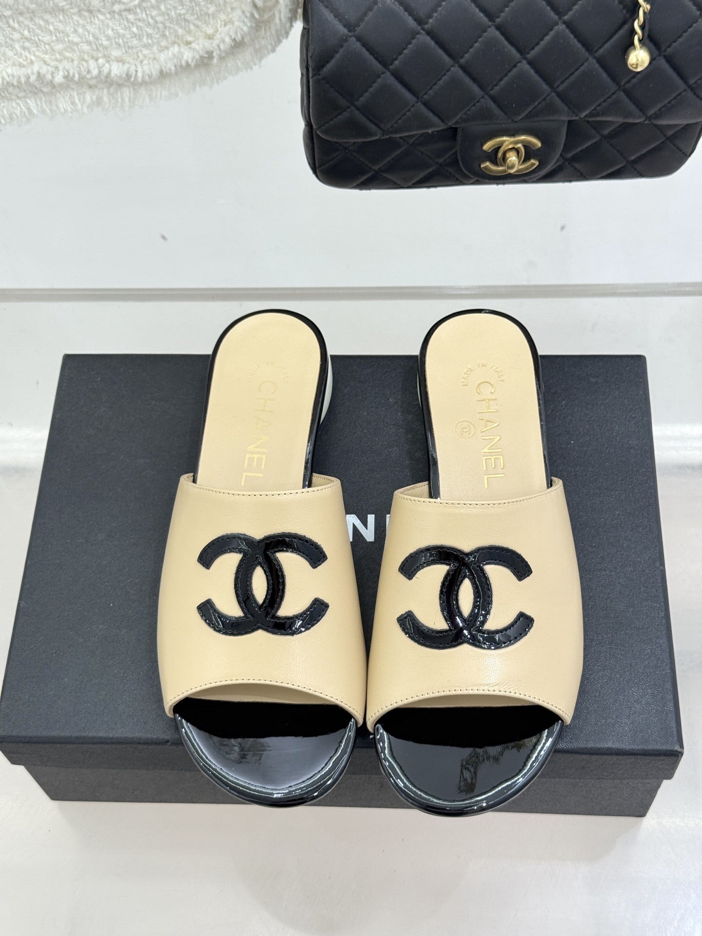 CHANE*｜小香经典巨型珍珠跟双C菱格拖鞋将法式浪漫与奢雅气场完美融合。经典菱格缝线复刻品牌精髓温润小