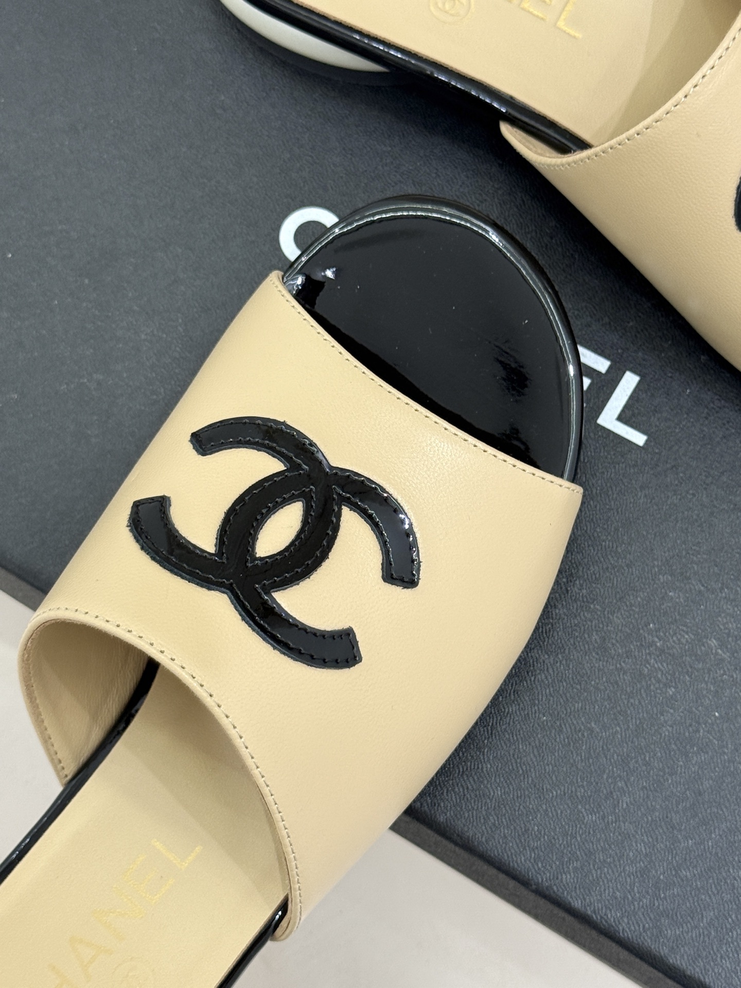 CHANE*｜小香经典巨型珍珠跟双C菱格拖鞋将法式浪漫与奢雅气场完美融合。经典菱格缝线复刻品牌精髓温润小