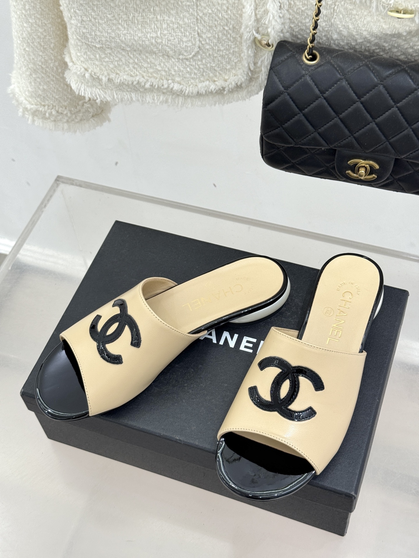 CHANE*｜小香经典巨型珍珠跟双C菱格拖鞋将法式浪漫与奢雅气场完美融合。经典菱格缝线复刻品牌精髓温润小