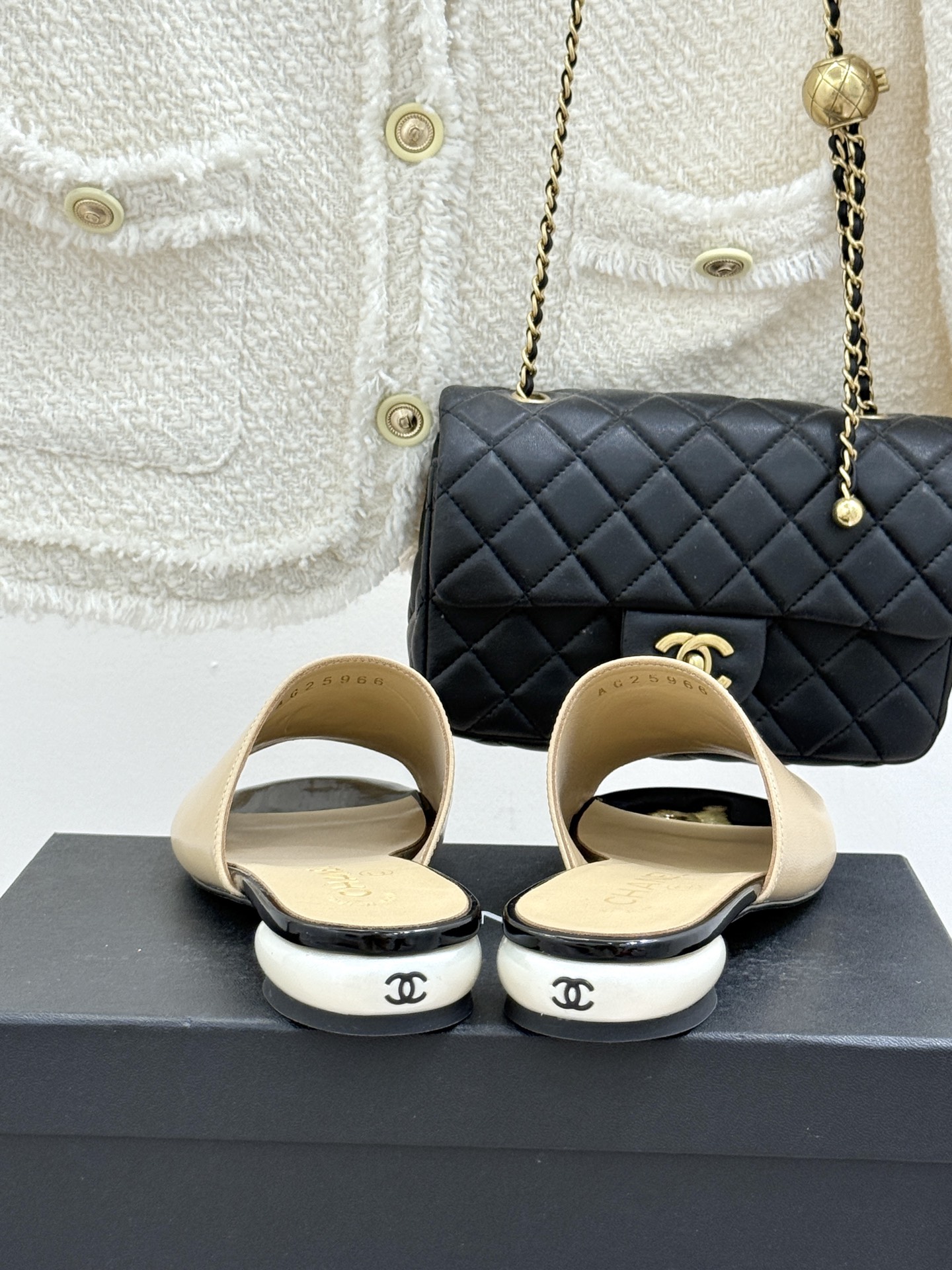 CHANE*｜小香经典巨型珍珠跟双C菱格拖鞋将法式浪漫与奢雅气场完美融合。经典菱格缝线复刻品牌精髓温润小